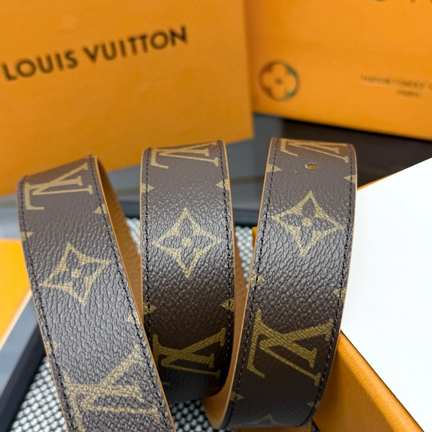 💰440💰Full package💰 💍Purchase level This style of LV Initiales⚡️Double-sided belt achieves two styles with a classic appearance⚡️Monogram canvas conveys leisure and comfort⚡️Grained cow leather reveals elegant style, matched with LV Initiales buckle⚡️Width 3.0cm