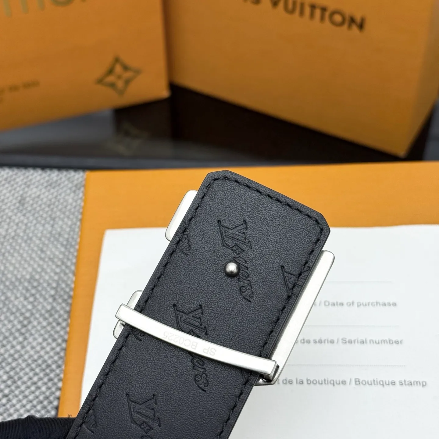 💰480💰Full package💰 💍Purchasing-grade LV⚡️🌹Dimension double-sided belt combines creative heritage with gorgeous street style, highlighting the fashion vision of creative director Pharrell Williams. Monogram canvas covers the outer layer, and the LV Dimension metal buckle shimmers with subtle luster, making it possible to express your personality in various occasions.