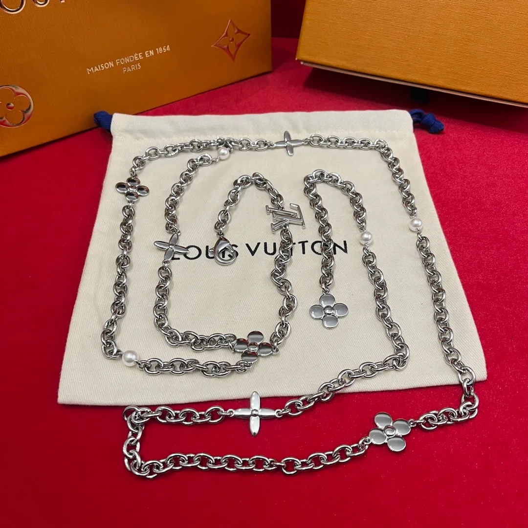 💰520💰Full package💰 💍Purchase level Lv✨Lvjia waist chain💎👗Super fairy The fine waist chain is decorated with a series of floral patterns and large letter logo hardware, and is embellished with pearls⚡️🌹Length🉑adjustable Whether worn with skirts or pants, it is definitely your best choice