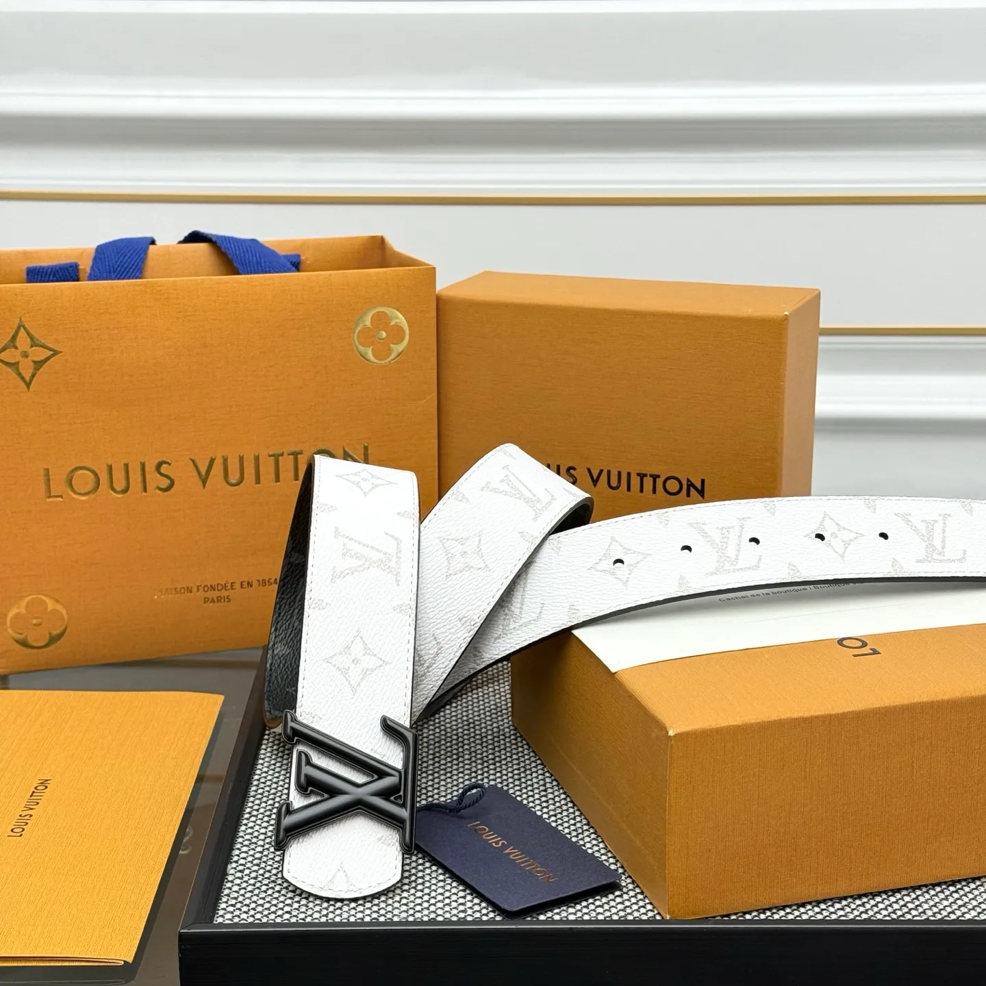 💰440💰Full package💰 💍Purchasing-grade LV Dimension⚡️🌹Double-sided belt combines creative heritage with gorgeous street style, highlighting the fashion vision of creative director Pharrell Williams. Monogram canvas covers the outer layer, and the LV Dimension metal buckle shimmers with subtle luster, making it possible to express your personality in various occasions.