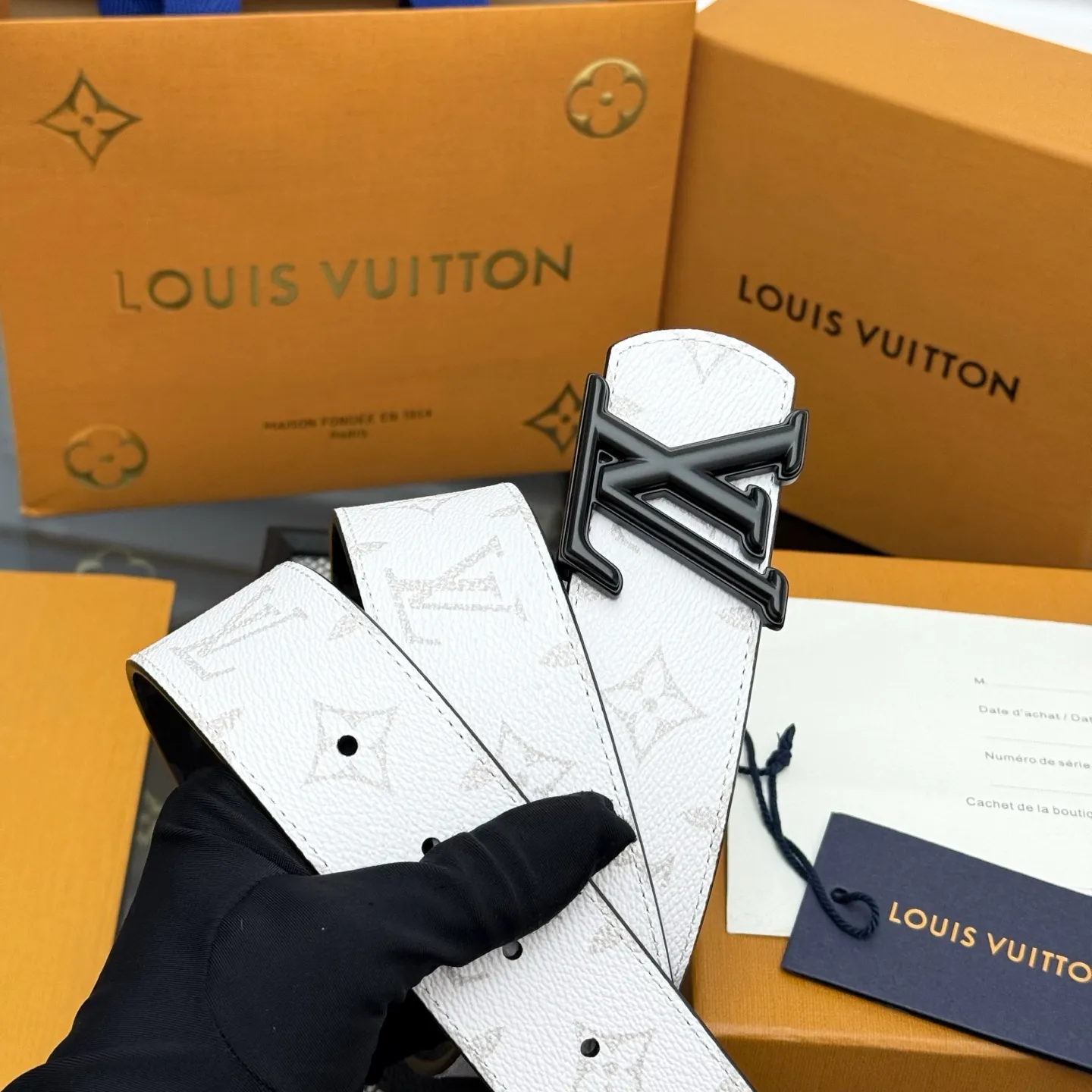 💰440💰Full package💰 💍Purchasing-grade LV Dimension⚡️🌹Double-sided belt combines creative heritage with gorgeous street style, highlighting the fashion vision of creative director Pharrell Williams. Monogram canvas covers the outer layer, and the LV Dimension metal buckle shimmers with subtle luster, making it possible to express your personality in various occasions.