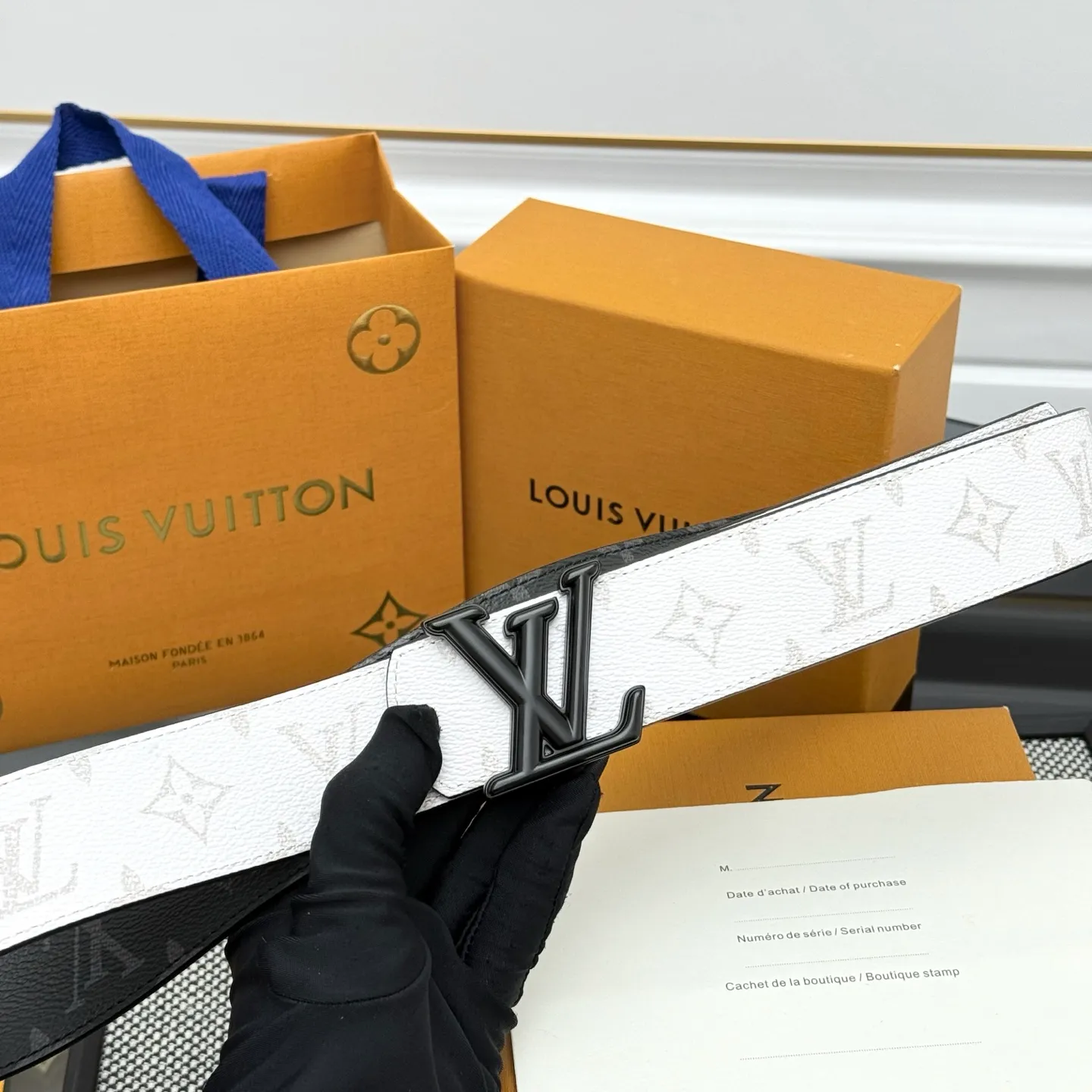 💰440💰Full package💰 💍Purchasing-grade LV Dimension⚡️🌹Double-sided belt combines creative heritage with gorgeous street style, highlighting the fashion vision of creative director Pharrell Williams. Monogram canvas covers the outer layer, and the LV Dimension metal buckle shimmers with subtle luster, making it possible to express your personality in various occasions.