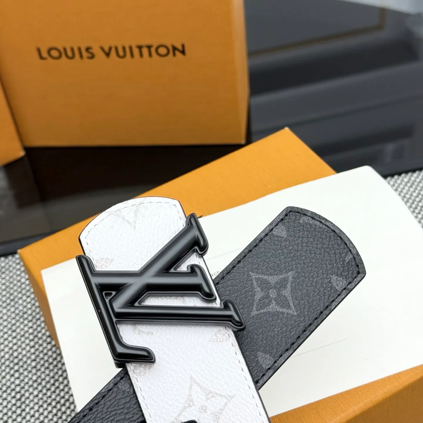 💰440💰Full package💰 💍Purchasing-grade LV Dimension⚡️🌹Double-sided belt combines creative heritage with gorgeous street style, highlighting the fashion vision of creative director Pharrell Williams. Monogram canvas covers the outer layer, and the LV Dimension metal buckle shimmers with subtle luster, making it possible to express your personality in various occasions.