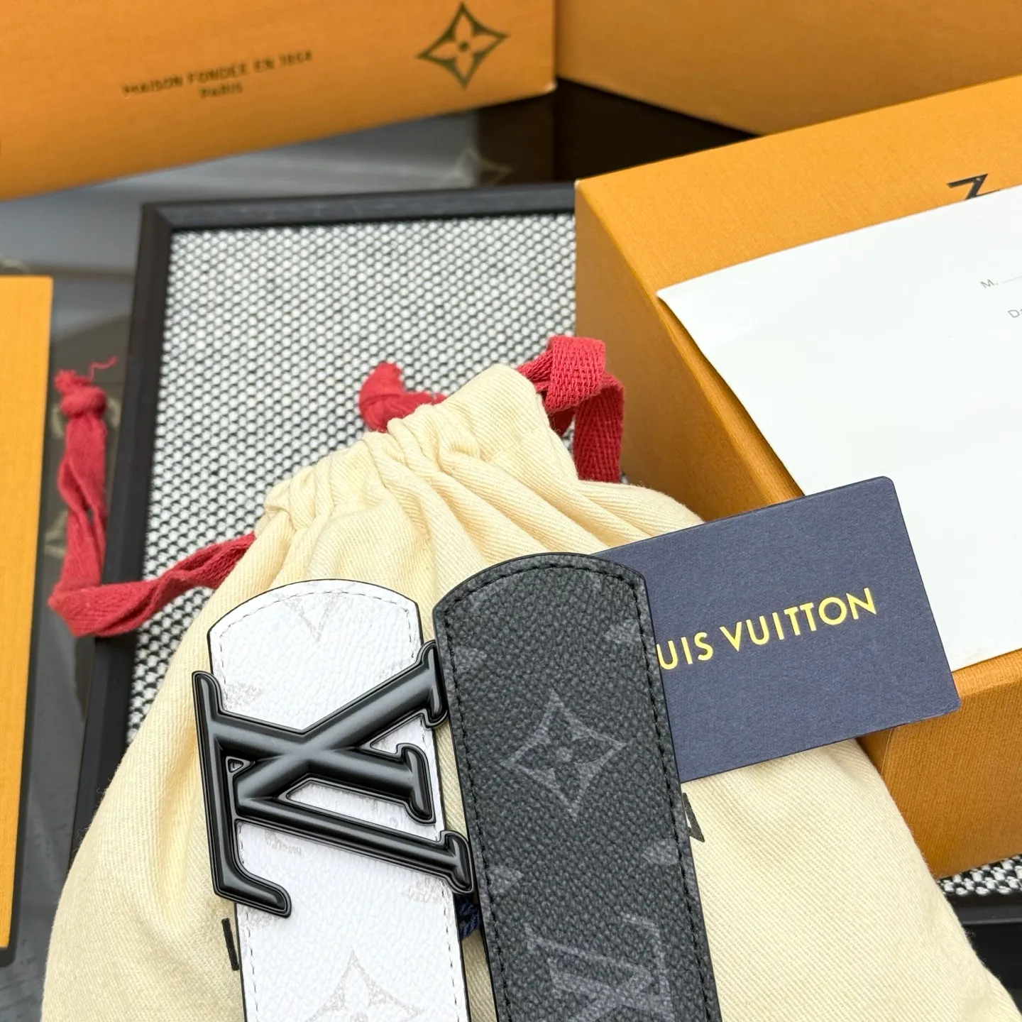 💰440💰Full package💰 💍Purchasing-grade LV Dimension⚡️🌹Double-sided belt combines creative heritage with gorgeous street style, highlighting the fashion vision of creative director Pharrell Williams. Monogram canvas covers the outer layer, and the LV Dimension metal buckle shimmers with subtle luster, making it possible to express your personality in various occasions.