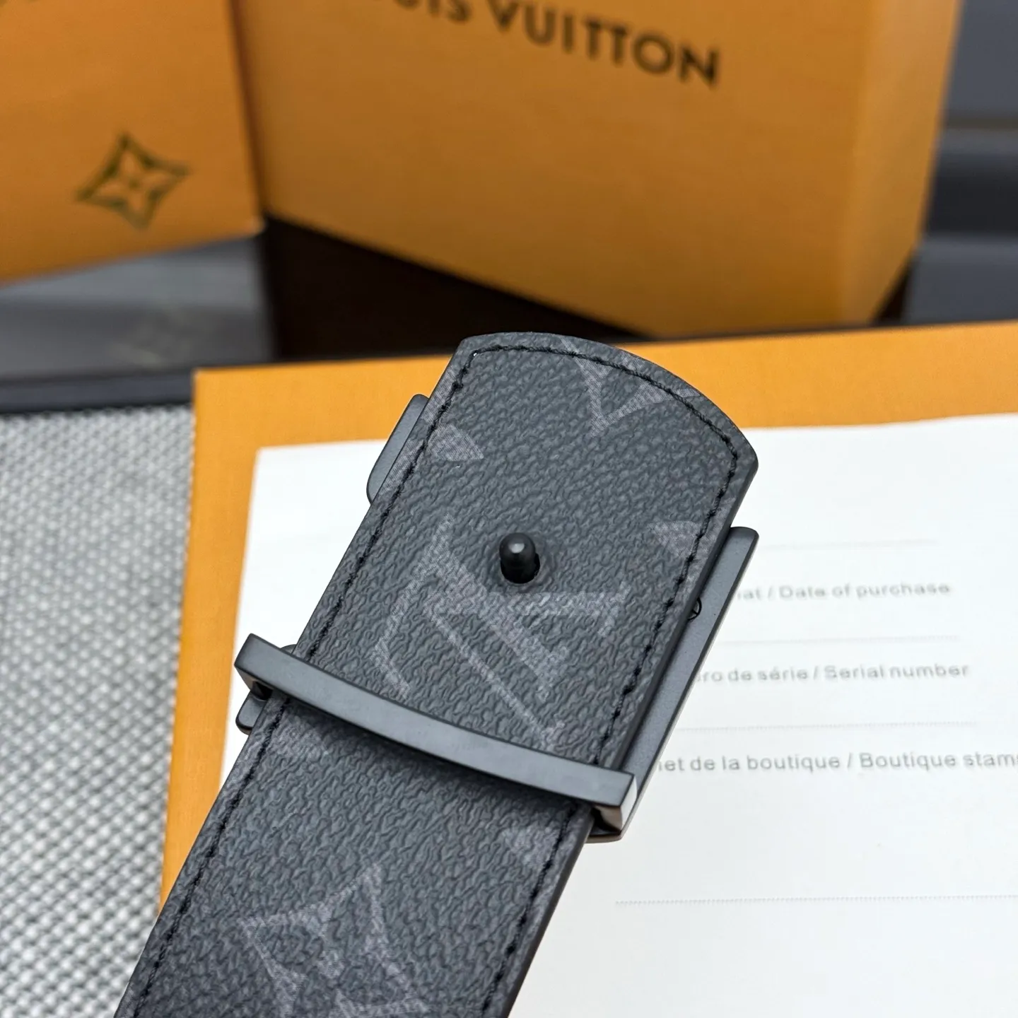💰440💰Full package💰 💍Purchasing-grade LV Dimension⚡️🌹Double-sided belt combines creative heritage with gorgeous street style, highlighting the fashion vision of creative director Pharrell Williams. Monogram canvas covers the outer layer, and the LV Dimension metal buckle shimmers with subtle luster, making it possible to express your personality in various occasions.