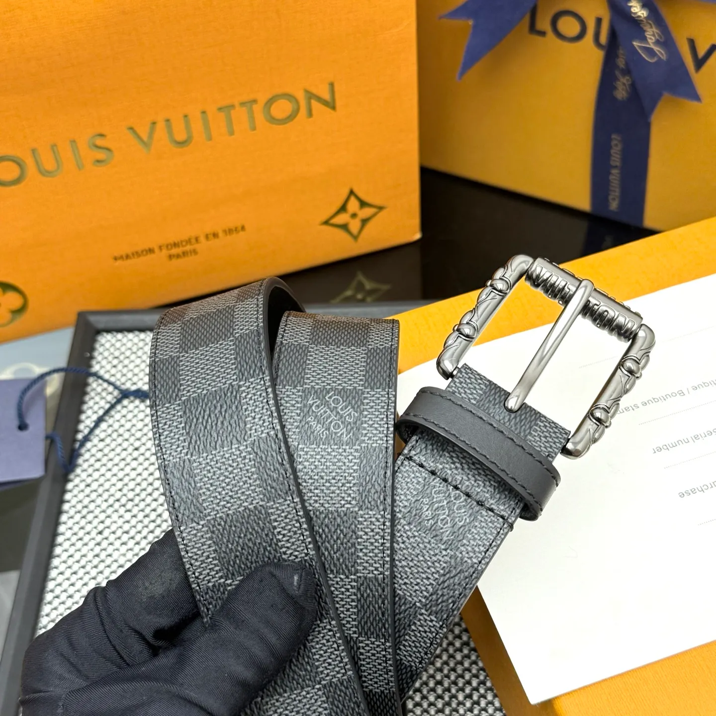 💰480💰Full package💰 💍Purchasing-grade LV⚡️🌹Drift Monogram Surplus belt reinterprets the brand heritage from a youthful perspective and tells the dynamic aesthetics of creative director Pharrell Williams. Monogram coated canvas is dipped in military colors on one side, while the reverse is in plain leather with a subtle pin buckle.