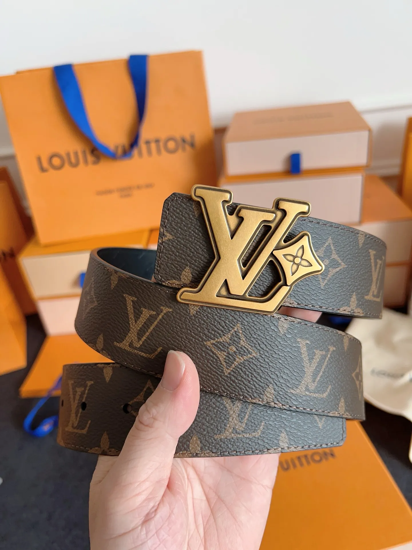 💰480💰Full set of packaging💰 💍Purchase level Lv donkey brand new product⚡️🌹Width 4.0cm Brand new retro craft letter buckle⚡️🌹One side of the belt is made of Italian original fabric🌹The bottom cowhide embossed texture version is double-sided. The upper body effect is excellent and the texture is super good M4061