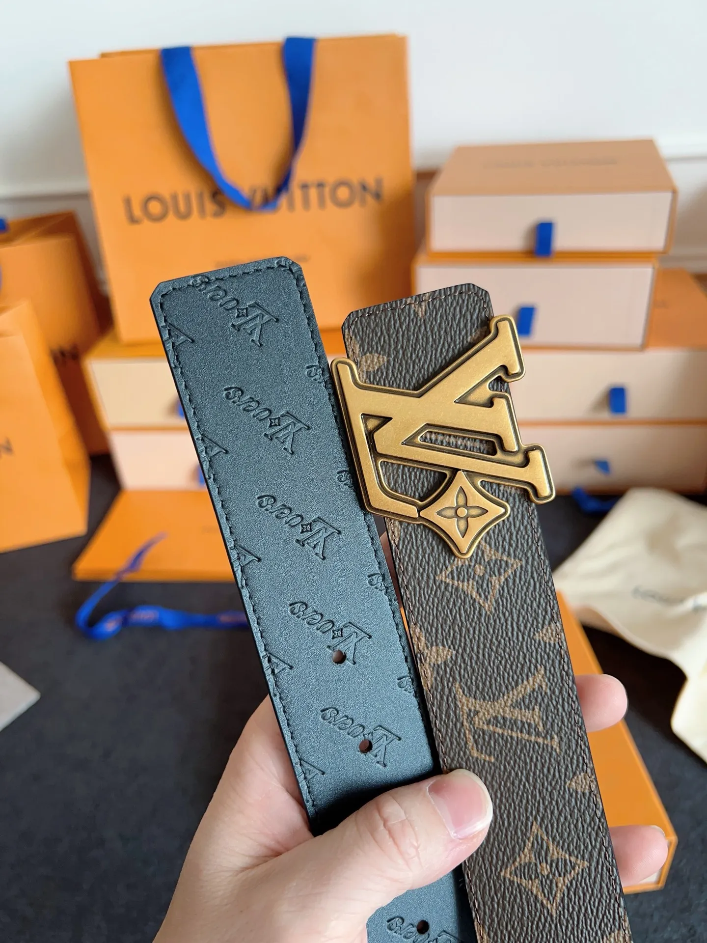 💰480💰Full set of packaging💰 💍Purchase level Lv donkey brand new product⚡️🌹Width 4.0cm Brand new retro craft letter buckle⚡️🌹One side of the belt is made of Italian original fabric🌹The bottom cowhide embossed texture version is double-sided. The upper body effect is excellent and the texture is super good M4061
