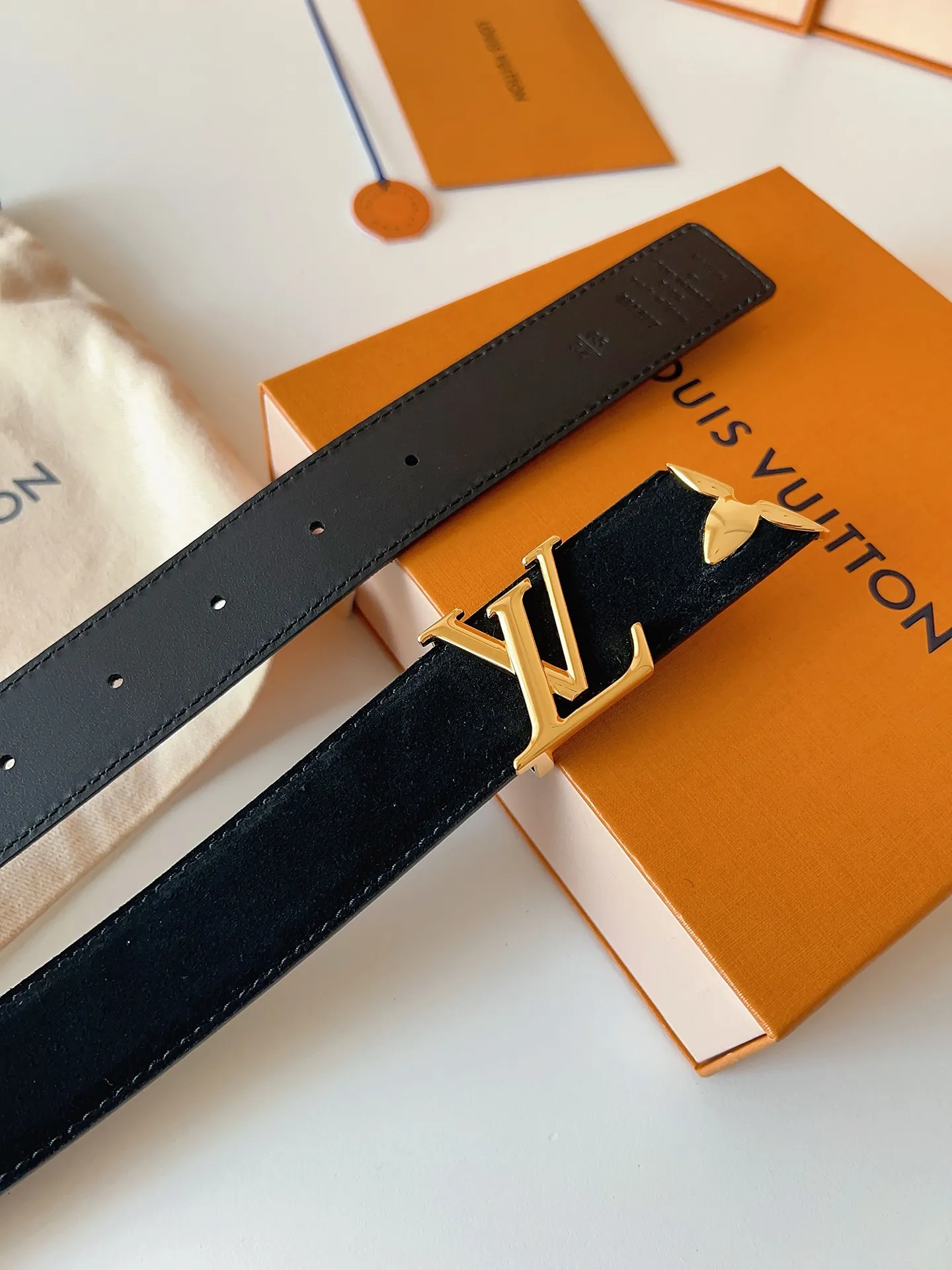 💰460💰Complete package💰 💍Purchase level LV⚡️🌹Lvjia women’s belt M4497 Width 3.0cm ⚡️🌹Soft suede calfskin sets off the original imported bottom. The end of the belt is decorated with gold metal flowers. The flower has a logo stamped on the side and is paired with a classic letter buckle.