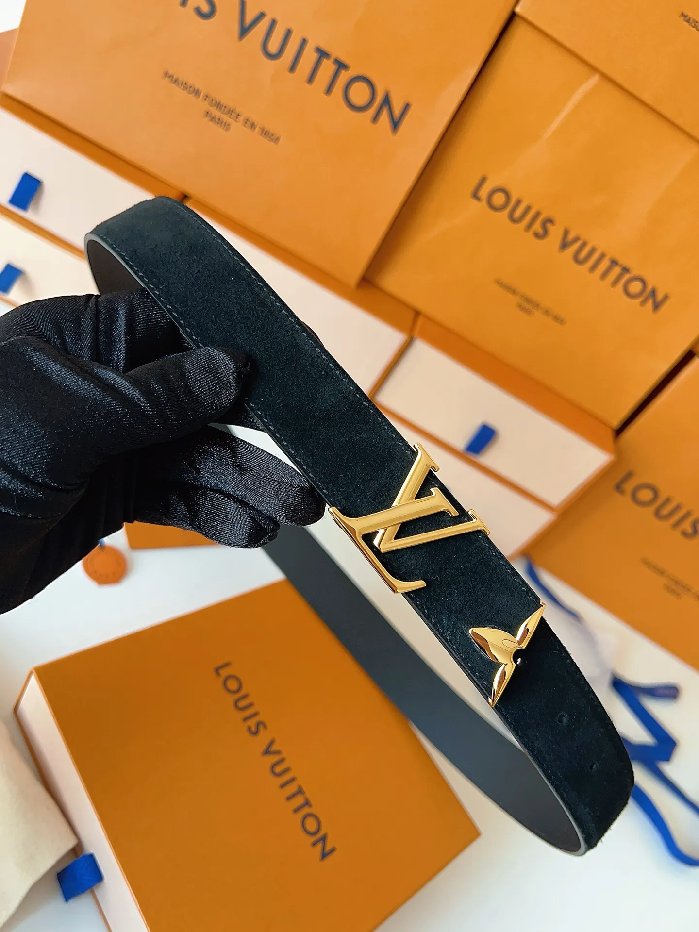 💰460💰Complete package💰 💍Purchase level LV⚡️🌹Lvjia women’s belt M4497 Width 3.0cm ⚡️🌹Soft suede calfskin sets off the original imported bottom. The end of the belt is decorated with gold metal flowers. The flower has a logo stamped on the side and is paired with a classic letter buckle.