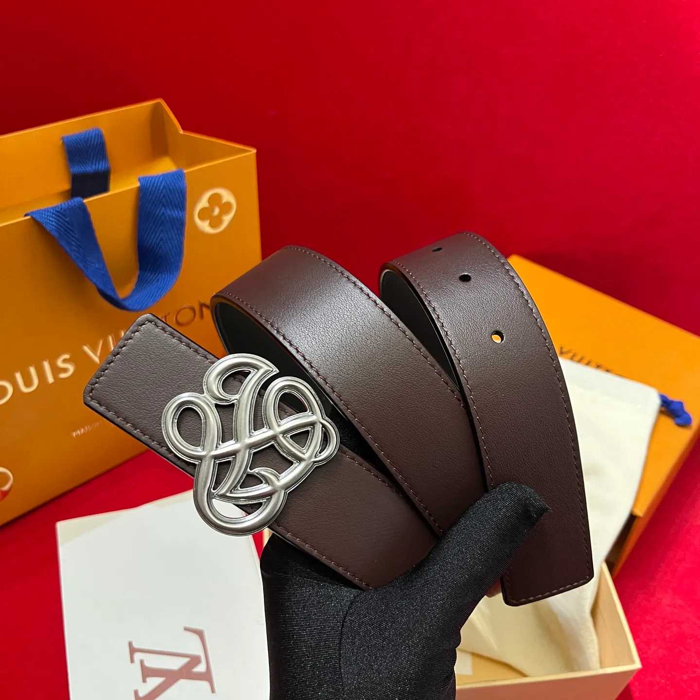 💰560💰Full package💰 💍Purchasing-grade LV⚡️🌹Simple but high-end fashionable✨❗️Donkey brand men’s belt⚡️🌹Width 3.5cm, imported calfskin on both sides, usable on both sides, brand new intricately intertwined exquisite buckles, this is the right choice for those who don’t like exaggerated big logos⚡️🌹