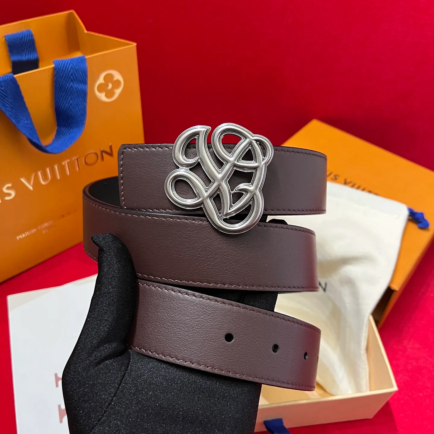 💰560💰Full package💰 💍Purchasing-grade LV⚡️🌹Simple but high-end fashionable✨❗️Donkey brand men’s belt⚡️🌹Width 3.5cm, imported calfskin on both sides, usable on both sides, brand new intricately intertwined exquisite buckles, this is the right choice for those who don’t like exaggerated big logos⚡️🌹