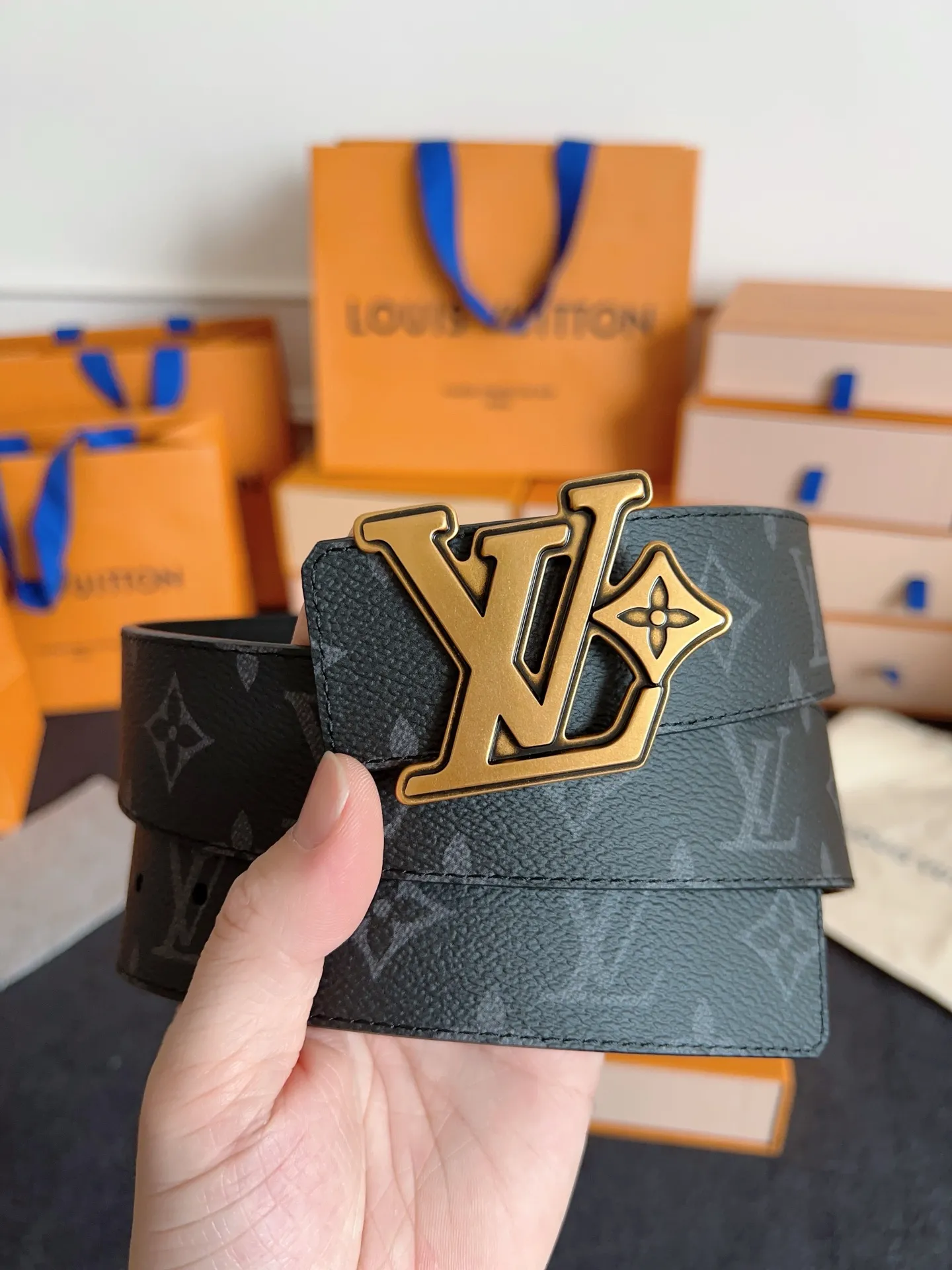 💰480💰Complete package💰 💍Purchasing-grade Lv donkey brand new product⚡️🌹Width 4.0cm Brand new retro craft letter buckle⚡️🌹One side of the belt is made of Italian original fabric🌹The bottom cowhide embossed texture version is double-sided. The upper body effect is excellent and the texture is super good M4110
