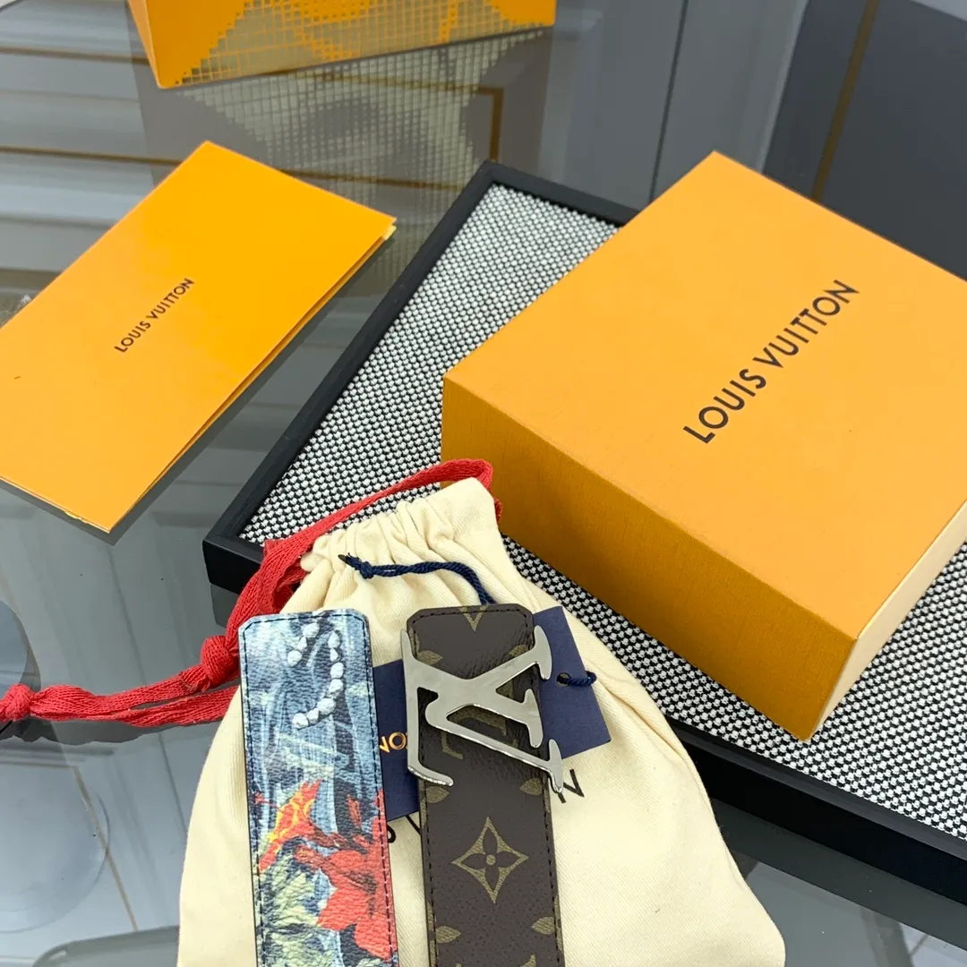 💰480💰Full package💰 💍Purchase-grade LV Louis Vuitton [New product] Genuine version Width 40MM The 2024 early autumn men's wear series follows the footsteps of Dandy sailors and embarks on a global journey. This LV Tag reversible belt has a surf-style pattern on one side, evoking memories of tropical island trips, and flips it over to reveal the classic Monogram element. LV Tag buckle adds another touch of attention