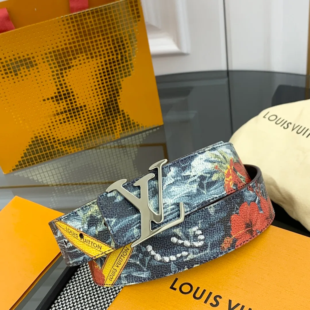 💰480💰Full package💰 💍Purchase-grade LV Louis Vuitton [New product] Genuine version Width 40MM The 2024 early autumn men's wear series follows the footsteps of Dandy sailors and embarks on a global journey. This LV Tag reversible belt has a surf-style pattern on one side, evoking memories of tropical island trips, and flips it over to reveal the classic Monogram element. LV Tag buckle adds another touch of attention