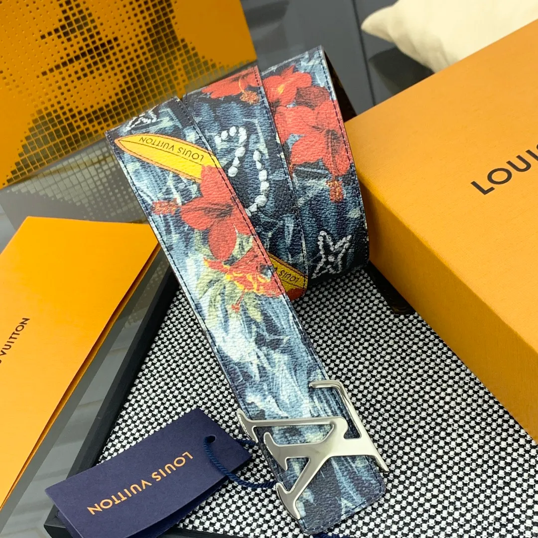 💰480💰Full package💰 💍Purchase-grade LV Louis Vuitton [New product] Genuine version Width 40MM The 2024 early autumn men's wear series follows the footsteps of Dandy sailors and embarks on a global journey. This LV Tag reversible belt has a surf-style pattern on one side, evoking memories of tropical island trips, and flips it over to reveal the classic Monogram element. LV Tag buckle adds another touch of attention