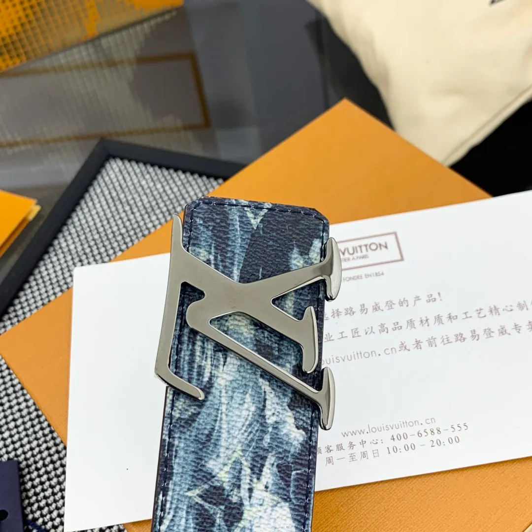 💰480💰Full package💰 💍Purchase-grade LV Louis Vuitton [New product] Genuine version Width 40MM The 2024 early autumn men's wear series follows the footsteps of Dandy sailors and embarks on a global journey. This LV Tag reversible belt has a surf-style pattern on one side, evoking memories of tropical island trips, and flips it over to reveal the classic Monogram element. LV Tag buckle adds another touch of attention