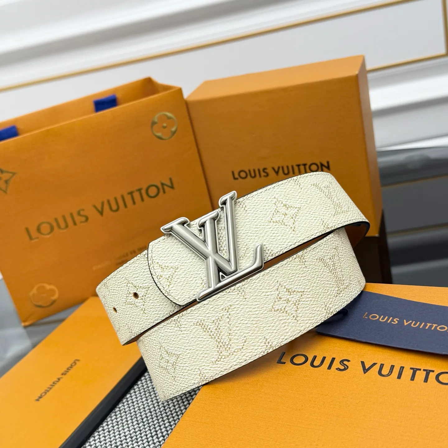 💰480💰Full package💰 💍Purchasing-grade LV⚡️🌹Dimension Monogram Héritage double-sided belt is spliced ​​with plain leather and Monogram coated canvas, presenting a new interpretation of the classic design. Brand elements are given a textured feel, and the LV letter buckle adds an eye-catching touch.