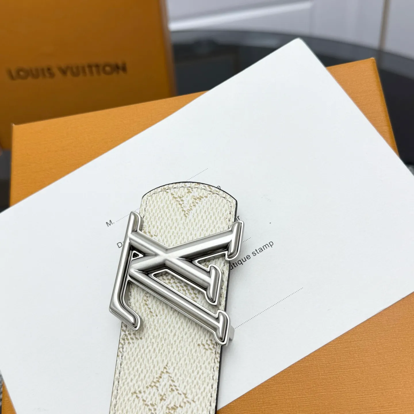 💰480💰Full package💰 💍Purchasing-grade LV⚡️🌹Dimension Monogram Héritage double-sided belt is spliced ​​with plain leather and Monogram coated canvas, presenting a new interpretation of the classic design. Brand elements are given a textured feel, and the LV letter buckle adds an eye-catching touch.