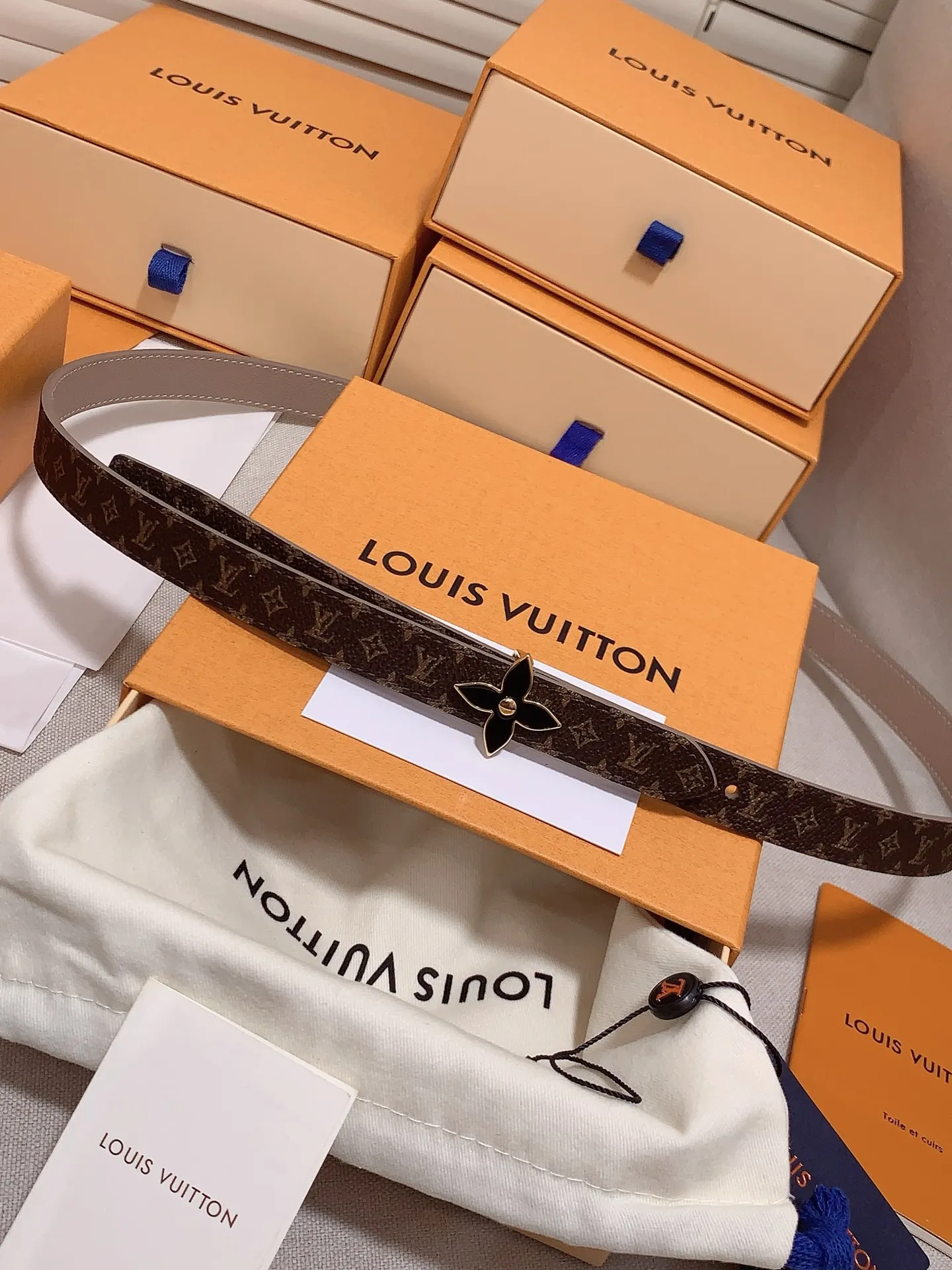 💰460💰Full package💰 💍Purchasing-grade Louis vuitton⚡️🌹Width: 1.5cm l v Takashi Murakami co-branded belt. Practical and exquisite ⚡️🌹Exquisite and beautiful 1.5mm women's belt⚡️🌹With a flower-shaped enamel effect letter buckle, the upper body effect is great.