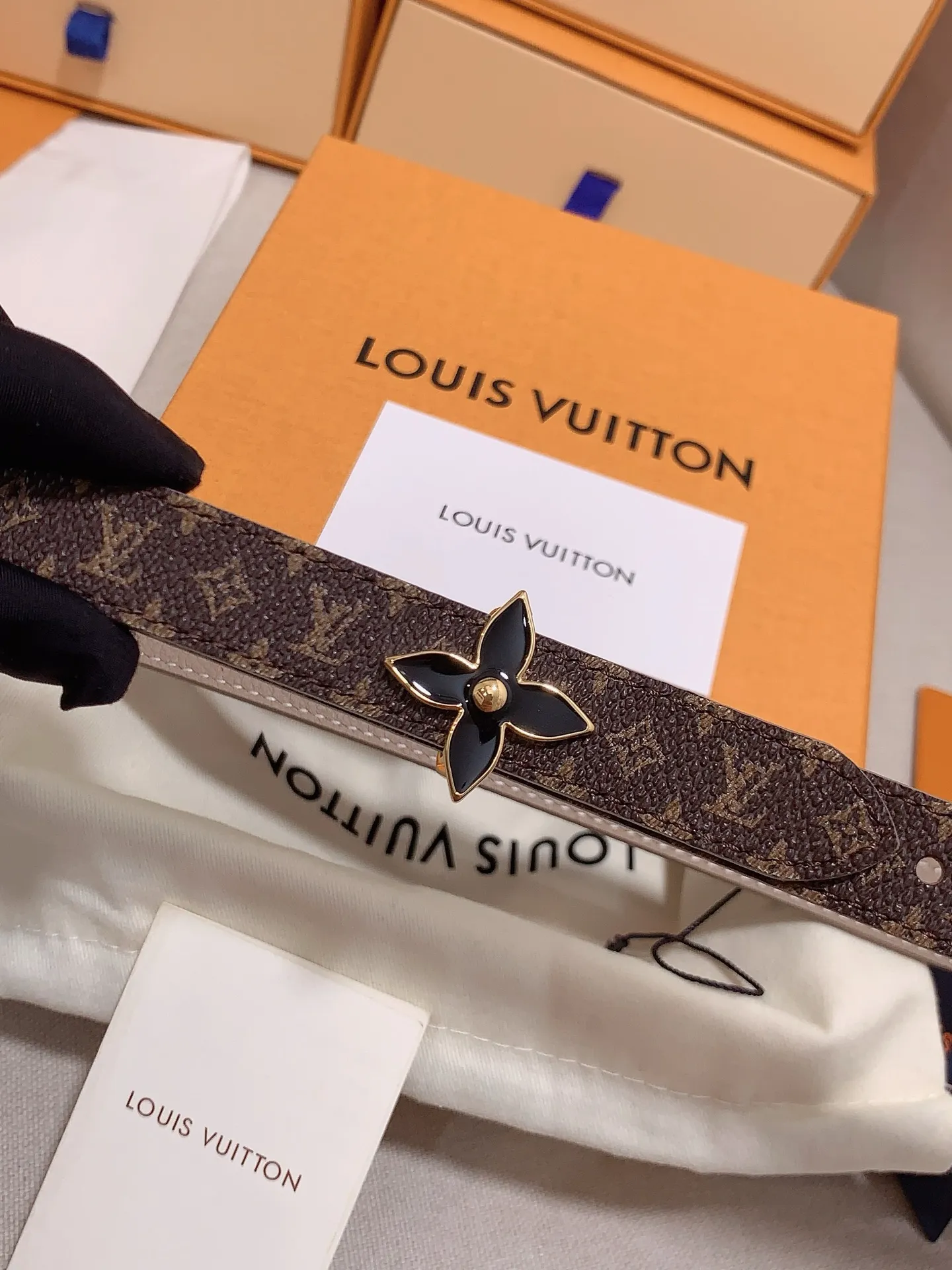 💰460💰Full package💰 💍Purchasing-grade Louis vuitton⚡️🌹Width: 1.5cm l v Takashi Murakami co-branded belt. Practical and exquisite ⚡️🌹Exquisite and beautiful 1.5mm women's belt⚡️🌹With a flower-shaped enamel effect letter buckle, the upper body effect is great.