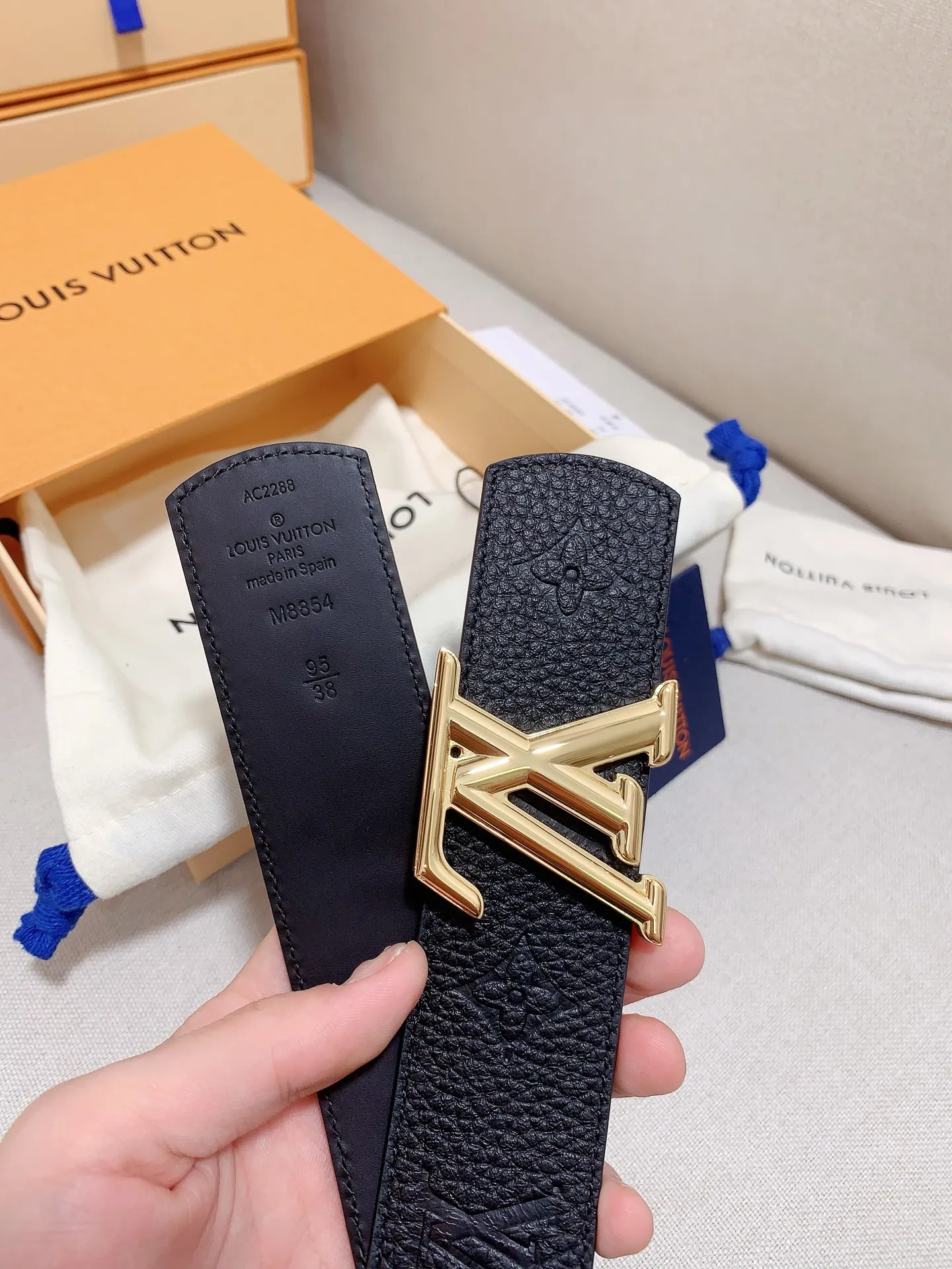 💰480💰Full package💰 💍Purchasing-grade LV luxury model modern⚡️🌹Taurillon leather, decorated with elegant and elegant iconic LV initials⚡️🌹Soft and strong belt, two-color matching can be used on both sides. Can be matched with various clothing from dresses to casual wear⚡️🌹Width 4.0cm