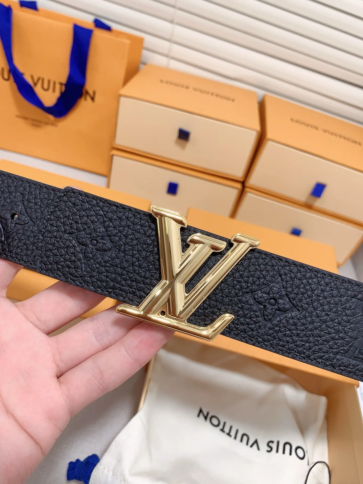💰480💰Full package💰 💍Purchasing-grade LV luxury model modern⚡️🌹Taurillon leather, decorated with elegant and elegant iconic LV initials⚡️🌹Soft and strong belt, two-color matching can be used on both sides. Can be matched with various clothing from dresses to casual wear⚡️🌹Width 4.0cm