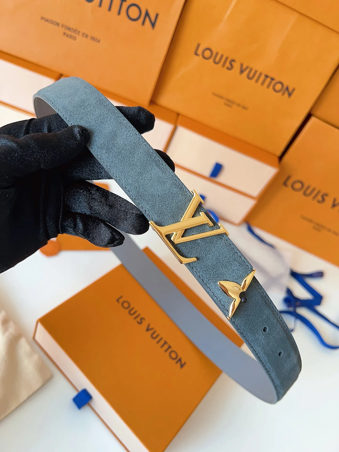 💰460💰Complete package💰 💍Purchase level LV⚡️🌹Lvjia women’s belt M4497 Width 3.0cm ⚡️🌹Soft suede calfskin sets off the original imported bottom. The end of the belt is decorated with gold metal flowers. The flower has a logo stamped on the side and is paired with a classic letter buckle.