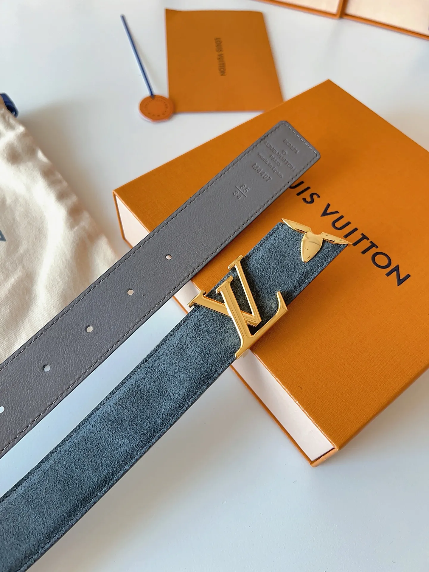 💰460💰Complete package💰 💍Purchase level LV⚡️🌹Lvjia women’s belt M4497 Width 3.0cm ⚡️🌹Soft suede calfskin sets off the original imported bottom. The end of the belt is decorated with gold metal flowers. The flower has a logo stamped on the side and is paired with a classic letter buckle.