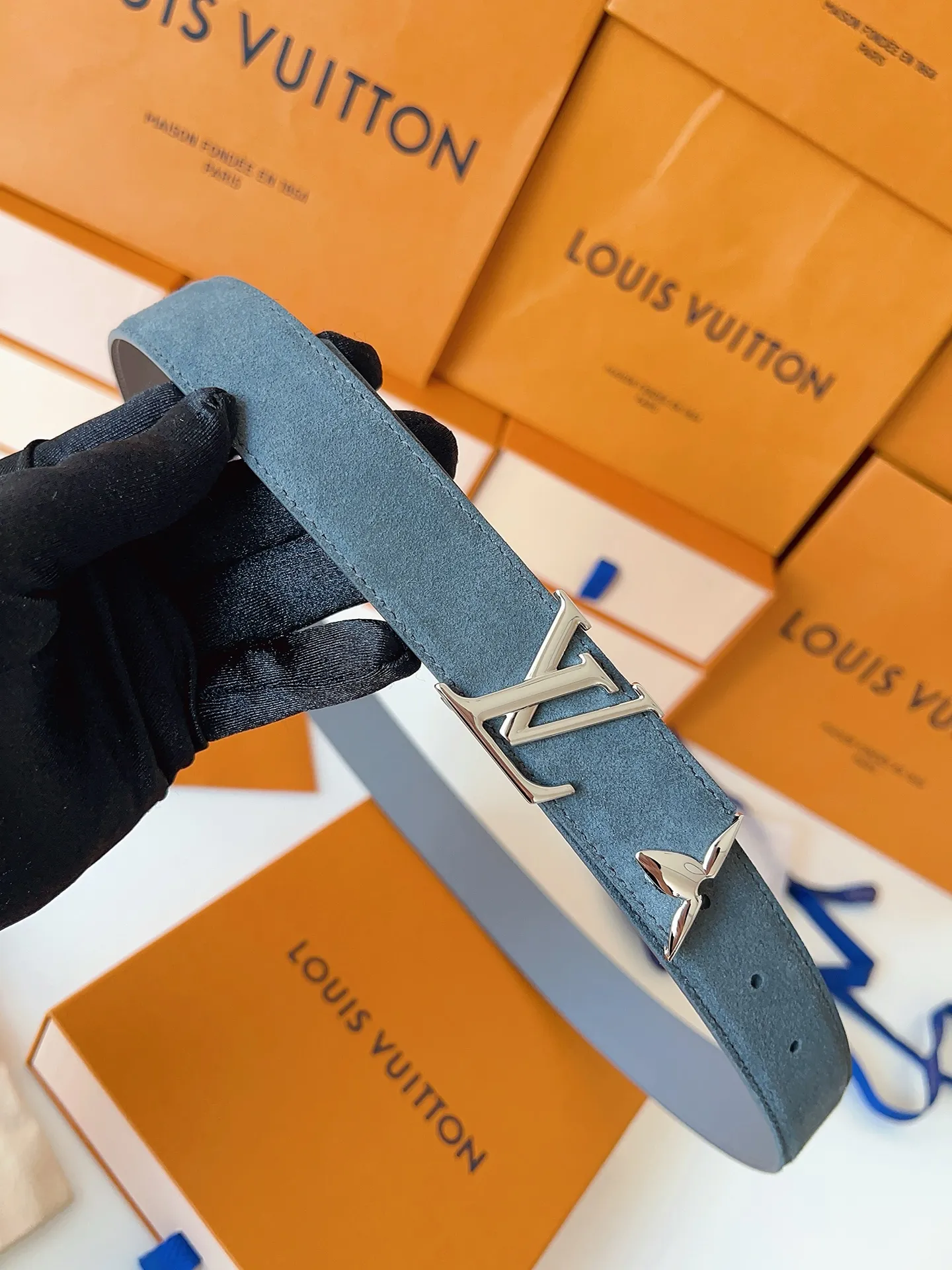 💰460💰Complete package💰 💍Purchase level LV⚡️🌹Lvjia women’s belt M4497 Width 3.0cm ⚡️🌹Soft suede calfskin sets off the original imported bottom. The end of the belt is decorated with gold metal flowers. The flower has a logo stamped on the side and is paired with a classic letter buckle.