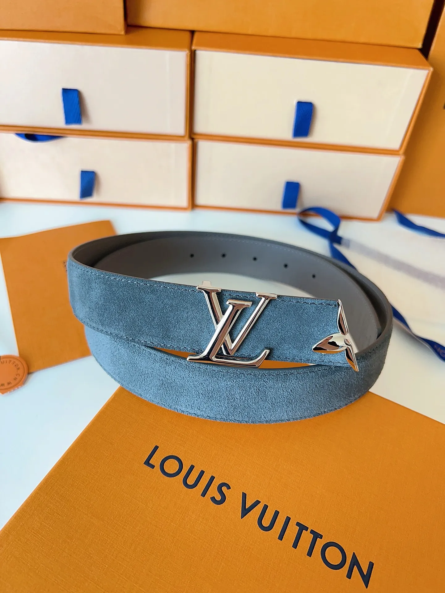 💰460💰Complete package💰 💍Purchase level LV⚡️🌹Lvjia women’s belt M4497 Width 3.0cm ⚡️🌹Soft suede calfskin sets off the original imported bottom. The end of the belt is decorated with gold metal flowers. The flower has a logo stamped on the side and is paired with a classic letter buckle.