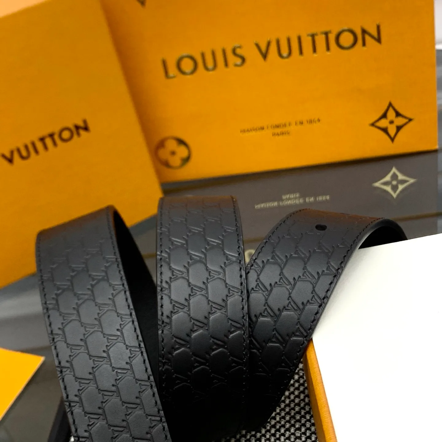💰520💰Full package💰 💍Purchasing-grade LV Everyday Pin⚡️🌹The belt is made of smooth leather with a Louis Vuitton inscribed brass buckle⚡️🌹The exquisite LV Initiales decoration is suspended under the drawstring loop. Eye-catching stitching brings visual focus⚡️🌹Easily upgrade to formal or casual looks⚡️🌹Width 3.5cm