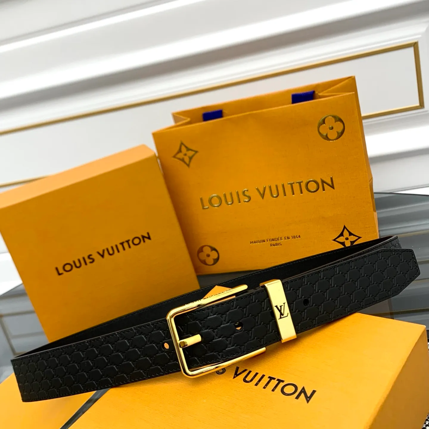 💰520💰Full package💰 💍Purchasing-grade LV Everyday Pin⚡️🌹The belt is made of smooth leather with a Louis Vuitton inscribed brass buckle⚡️🌹The exquisite LV Initiales decoration is suspended under the drawstring loop. Eye-catching stitching brings visual focus⚡️🌹Easily upgrade to formal or casual looks⚡️🌹Width 3.5cm
