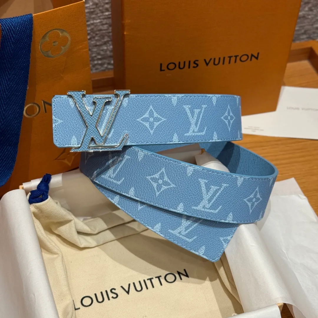 💰440💰Full package💰 💍Purchasing-grade LV men's double-sided belt. This double-sided belt is cleverly spliced ​​with Monogram canvas and smooth cow leather. The enamel buckle with brand letters highlights the iconic style. It once again witnesses the brand's exquisite craftsmanship. The modern design can be easily integrated into casual or formal looks. Width 4.0cm