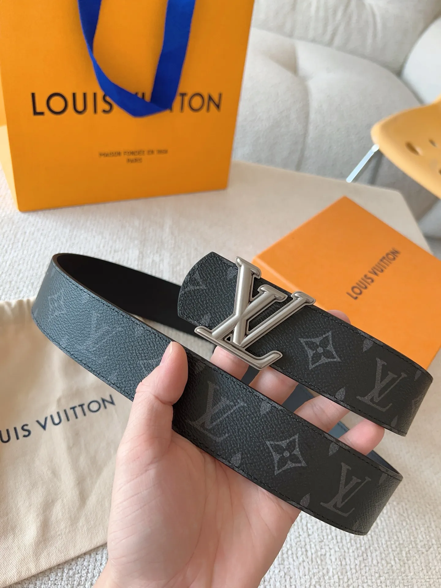 💰480💰Full package💰 💍Purchasing-grade LV Dimension⚡️Double-sided belt combines creative heritage with gorgeous street style⚡️Highlights the fashion vision of creative director Pharrell Williams. Monogram canvas paved outer layer⚡️LV Dimension metal buckle shimmers with subtle luster, making a statement in various occasions⚡️Width: 40mm