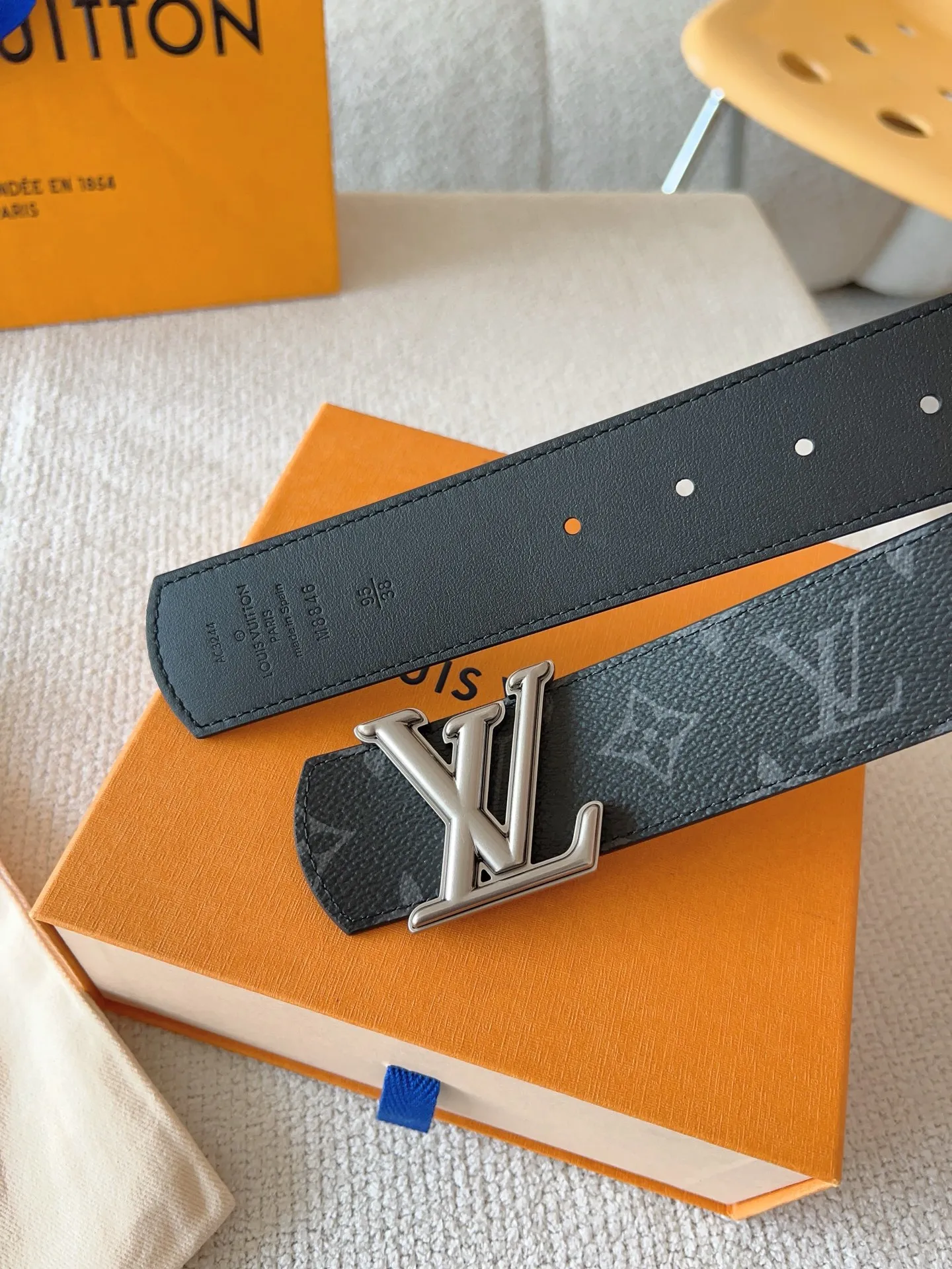 💰480💰Full package💰 💍Purchasing-grade LV Dimension⚡️Double-sided belt combines creative heritage with gorgeous street style⚡️Highlights the fashion vision of creative director Pharrell Williams. Monogram canvas paved outer layer⚡️LV Dimension metal buckle shimmers with subtle luster, making a statement in various occasions⚡️Width: 40mm