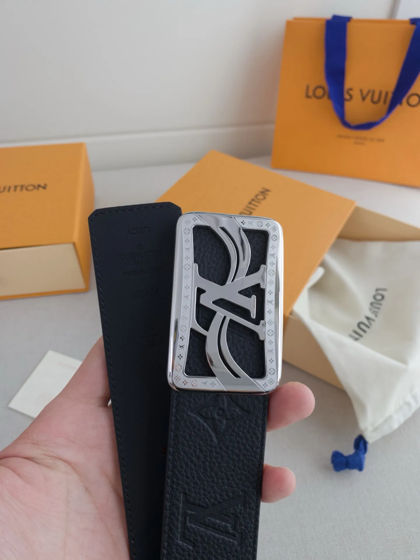 💰480💰Full package💰 💍Purchasing-grade LV luxury modern Taurillon leather, decorated with elegant and elegant iconic LV initials. Soft yet sturdy leather belt, two-tone, reversible; pairs well with everything from formal wear to casual wear. Width 4.0cm.