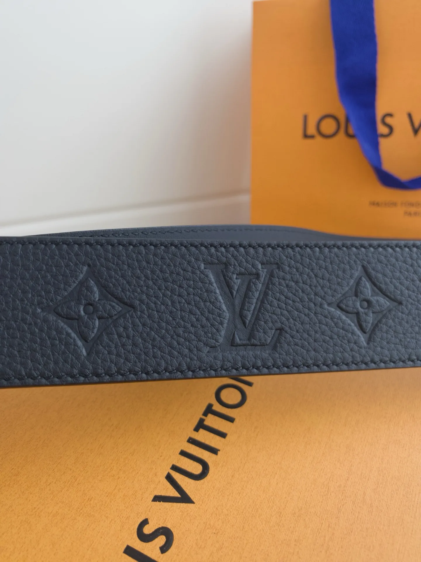 💰480💰Full package💰 💍Purchasing-grade LV luxury modern Taurillon leather, decorated with elegant and elegant iconic LV initials. Soft yet sturdy leather belt, two-tone, reversible; pairs well with everything from formal wear to casual wear. Width 4.0cm.