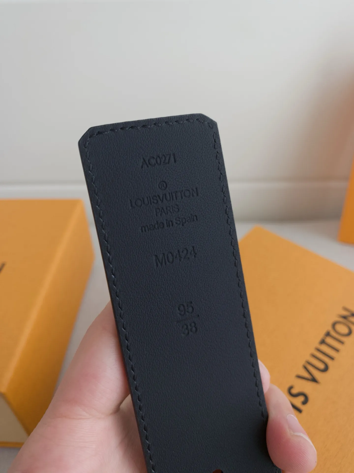 💰480💰Full package💰 💍Purchasing-grade LV luxury modern Taurillon leather, decorated with elegant and elegant iconic LV initials. Soft yet sturdy leather belt, two-tone, reversible; pairs well with everything from formal wear to casual wear. Width 4.0cm.