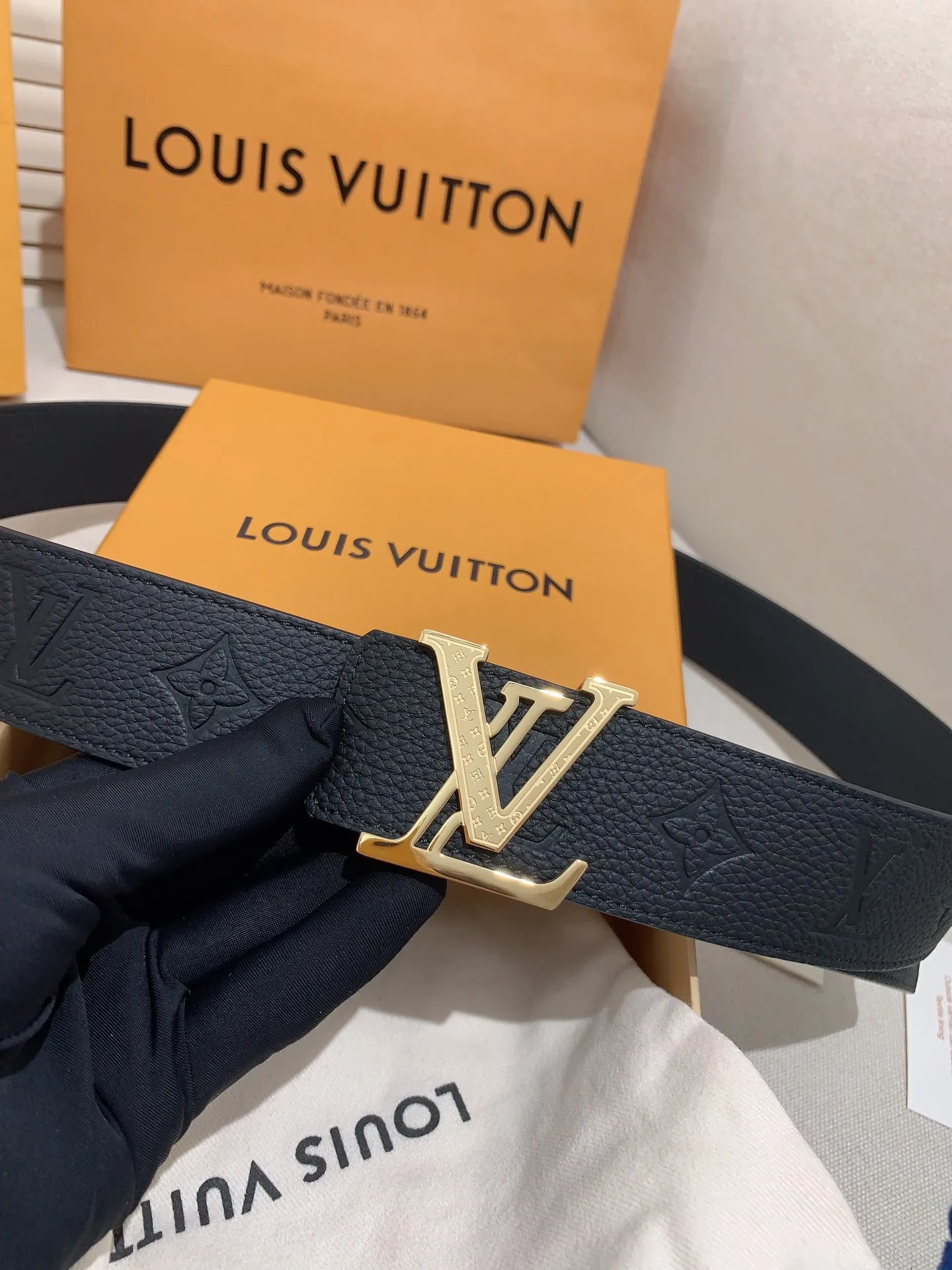 💰480💰Full package💰 💍Purchase level Men's LV Louis Vuitton belt Men's classic cowhide belt with 316 stainless steel Pin buckle with engraved letters Lv buckle Width: 4.0cm