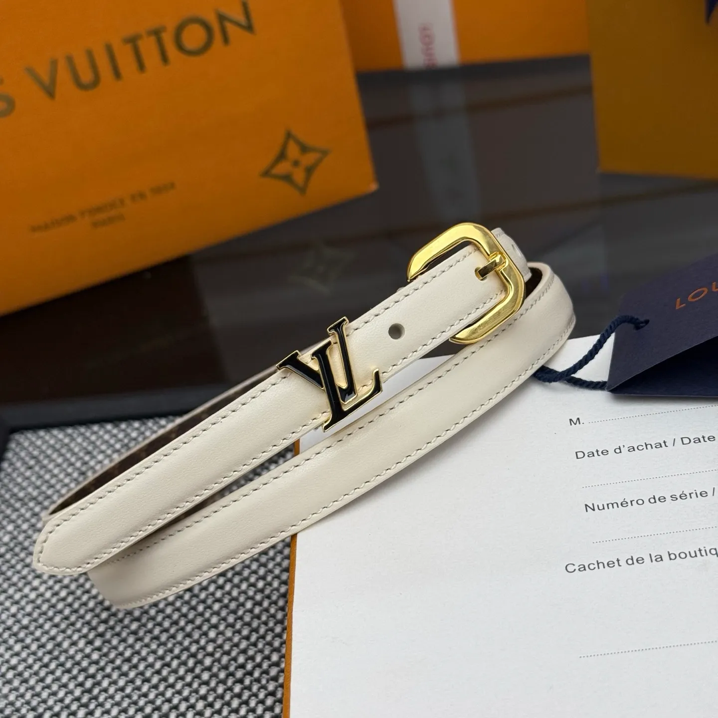 💰480💰Full package💰 💍Purchase level 1.5cm⚡️🌹LV Darling belt is made of smooth leather and Monogram canvas lining, with a marquise-shaped end to highlight the feminine style⚡️🌹The pin buckle exudes a chic atmosphere, and the glossy enamel is the finishing touch Mini LV The drawstring circle injects elegance into the brand’s classic elements⚡️🌹