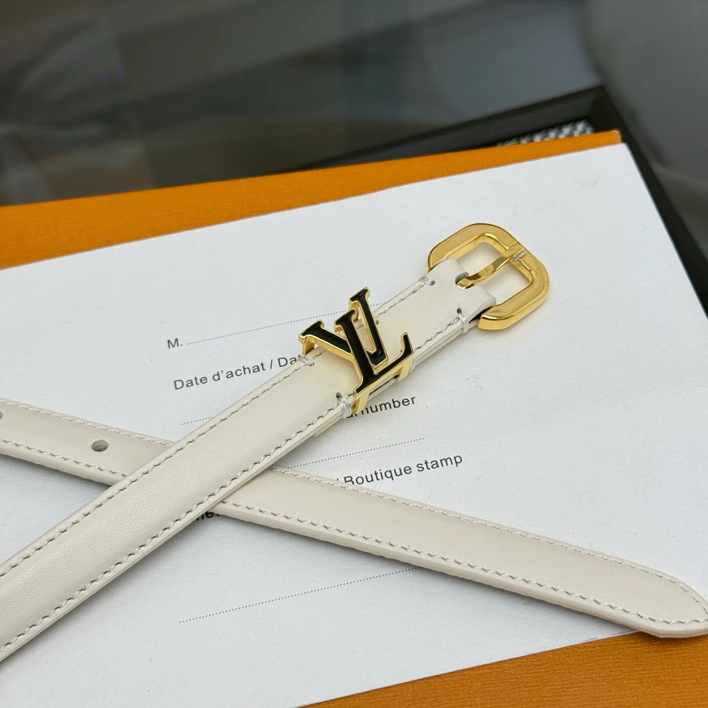 💰480💰Full package💰 💍Purchase level 1.5cm⚡️🌹LV Darling belt is made of smooth leather and Monogram canvas lining, with a marquise-shaped end to highlight the feminine style⚡️🌹The pin buckle exudes a chic atmosphere, and the glossy enamel is the finishing touch Mini LV The drawstring circle injects elegance into the brand’s classic elements⚡️🌹