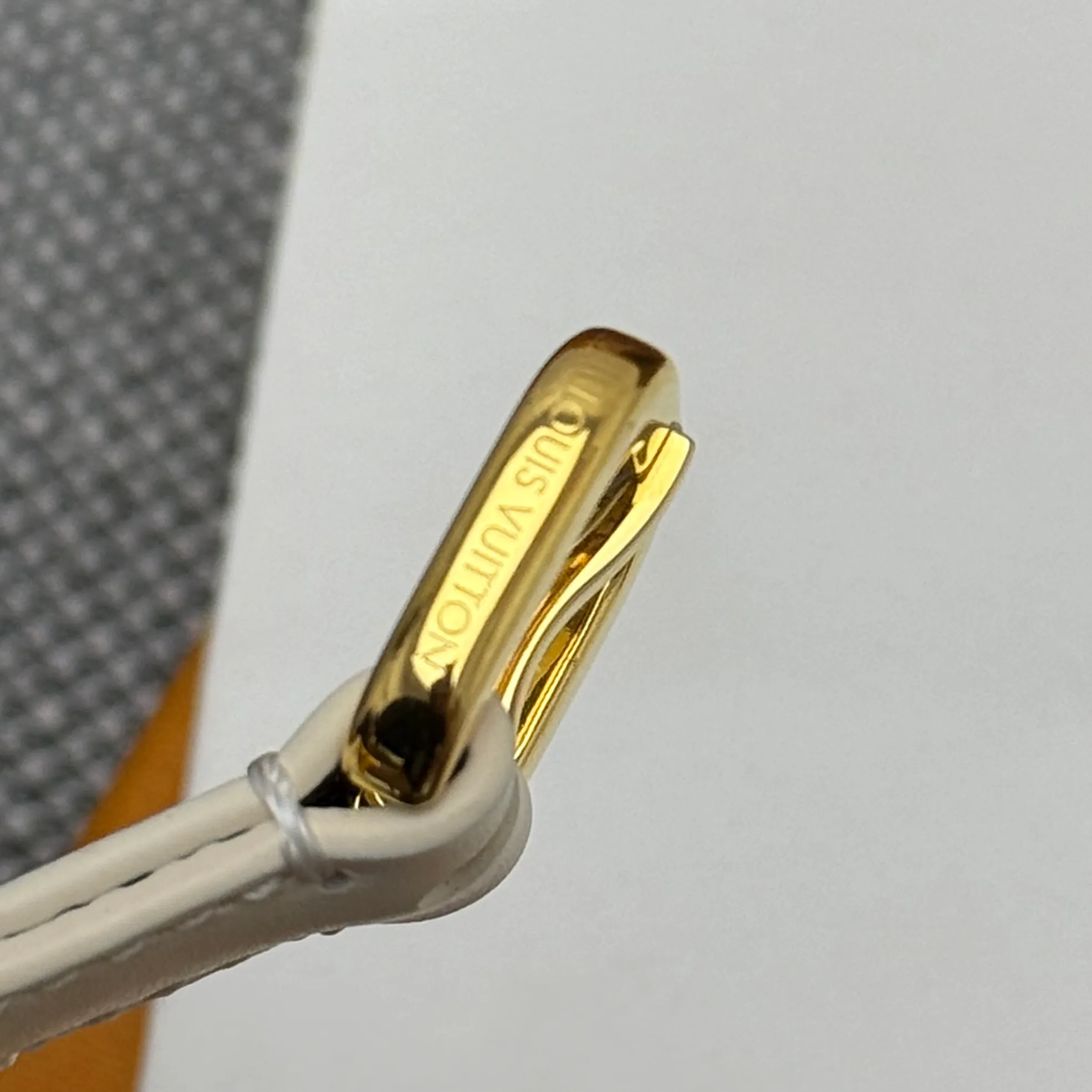 💰480💰Full package💰 💍Purchase level 1.5cm⚡️🌹LV Darling belt is made of smooth leather and Monogram canvas lining, with a marquise-shaped end to highlight the feminine style⚡️🌹The pin buckle exudes a chic atmosphere, and the glossy enamel is the finishing touch Mini LV The drawstring circle injects elegance into the brand’s classic elements⚡️🌹
