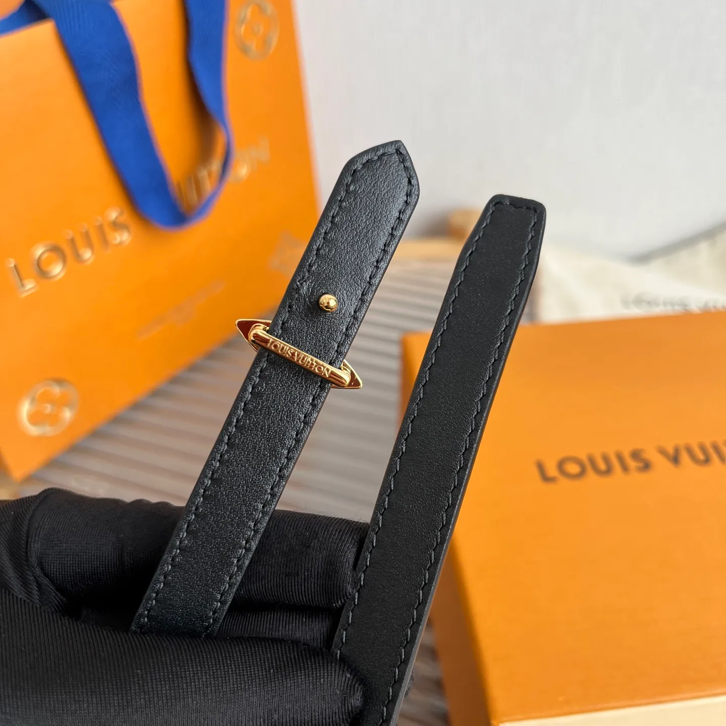 💰560💰Full package💰 💍Purchasing-grade LV⚡️🌹Lvjia women’s belt💎👗Super fairy original replica 1.5cm wide⚡️🌹Fine double-sided solid color calfskin belt decorated with a series of floral patterns and large letter logo hardware New vacuum palladium-plated letter buckle Whether worn with skirts or pants, it is definitely your best choice