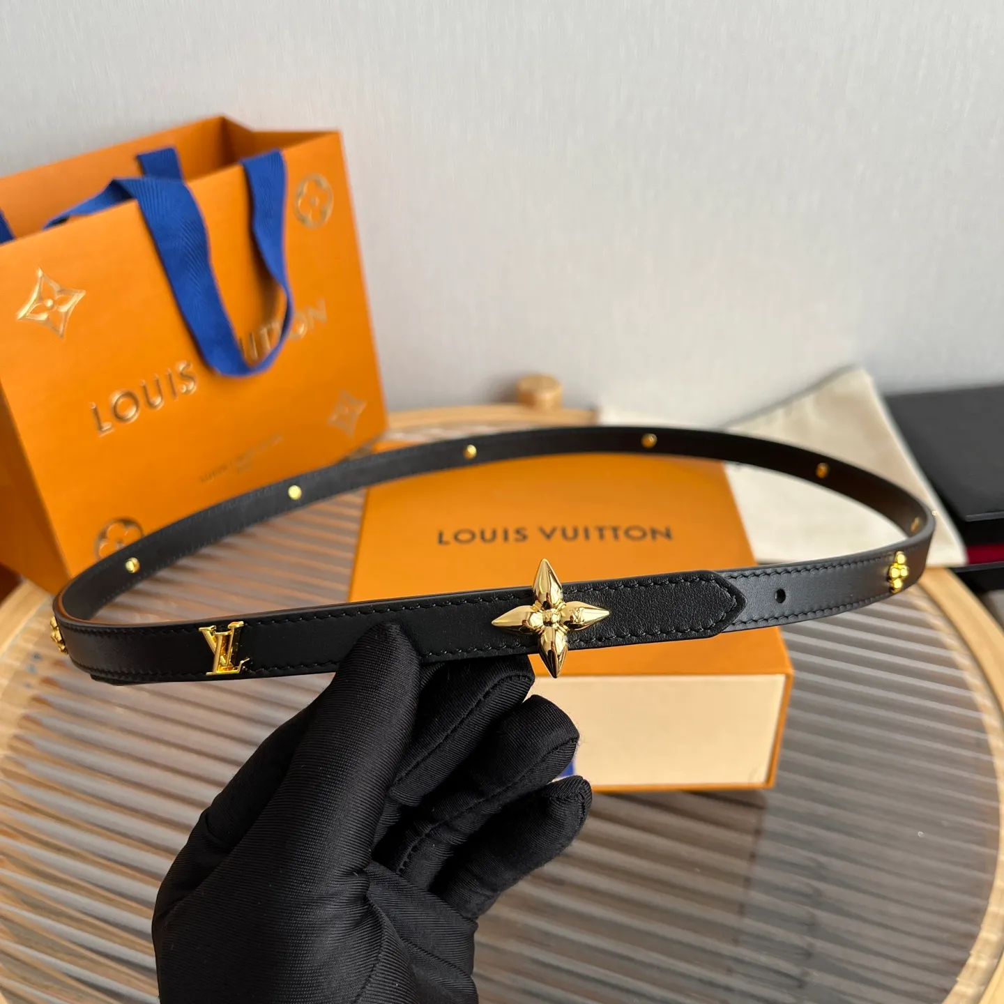 💰560💰Full package💰 💍Purchasing-grade LV⚡️🌹Lvjia women’s belt💎👗Super fairy original replica 1.5cm wide⚡️🌹Fine double-sided solid color calfskin belt decorated with a series of floral patterns and large letter logo hardware New vacuum palladium-plated letter buckle Whether worn with skirts or pants, it is definitely your best choice