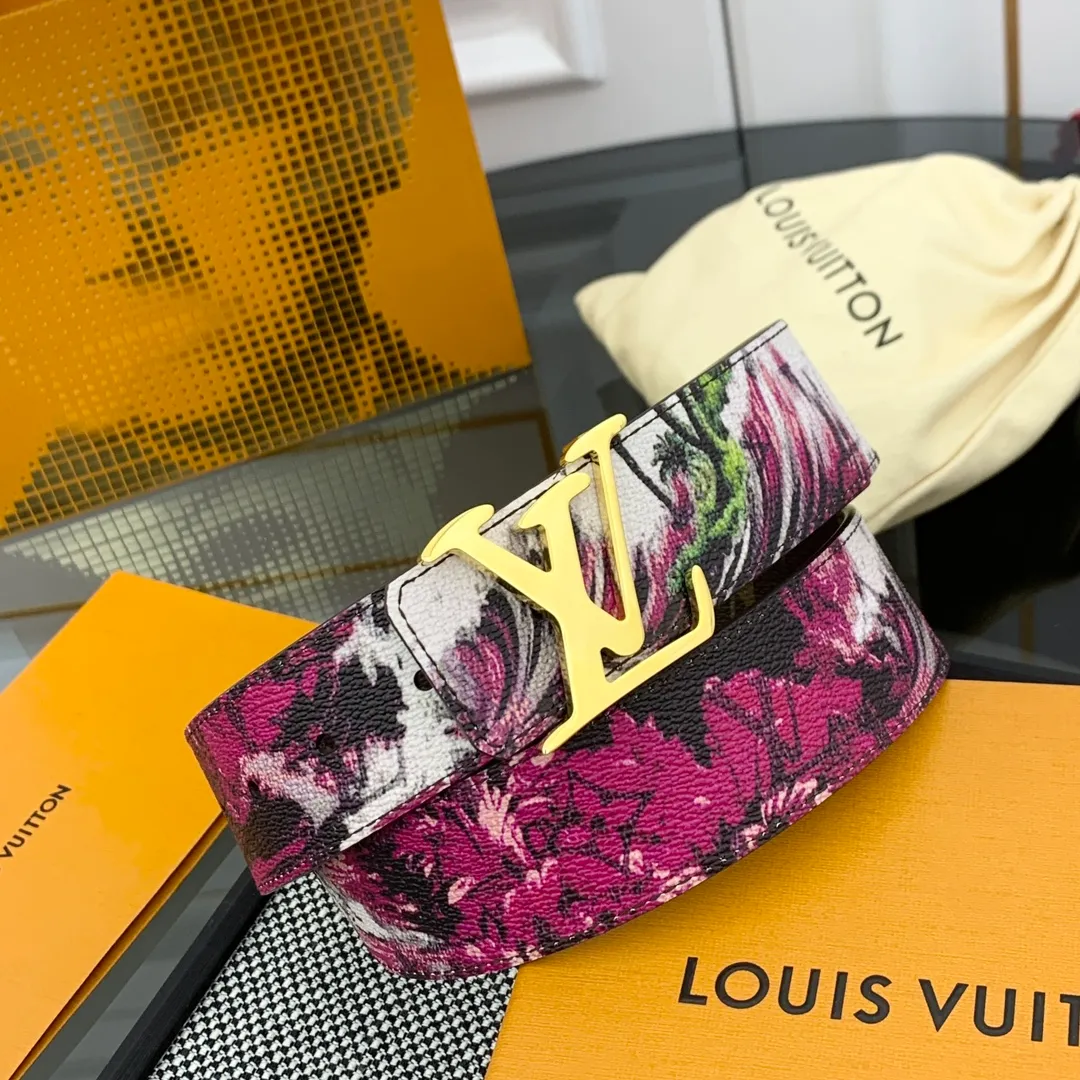 💰480💰Full package💰 💍Purchase-grade LV Louis Vuitton [New product] Genuine version Width 40MM The 2024 early autumn men's wear series follows the footsteps of Dandy sailors and embarks on a global journey. This LV Tag reversible belt has a surf-style pattern on one side, evoking memories of tropical island trips, and flips it over to reveal the classic Monogram element. LV Tag buckle adds another touch of attention
