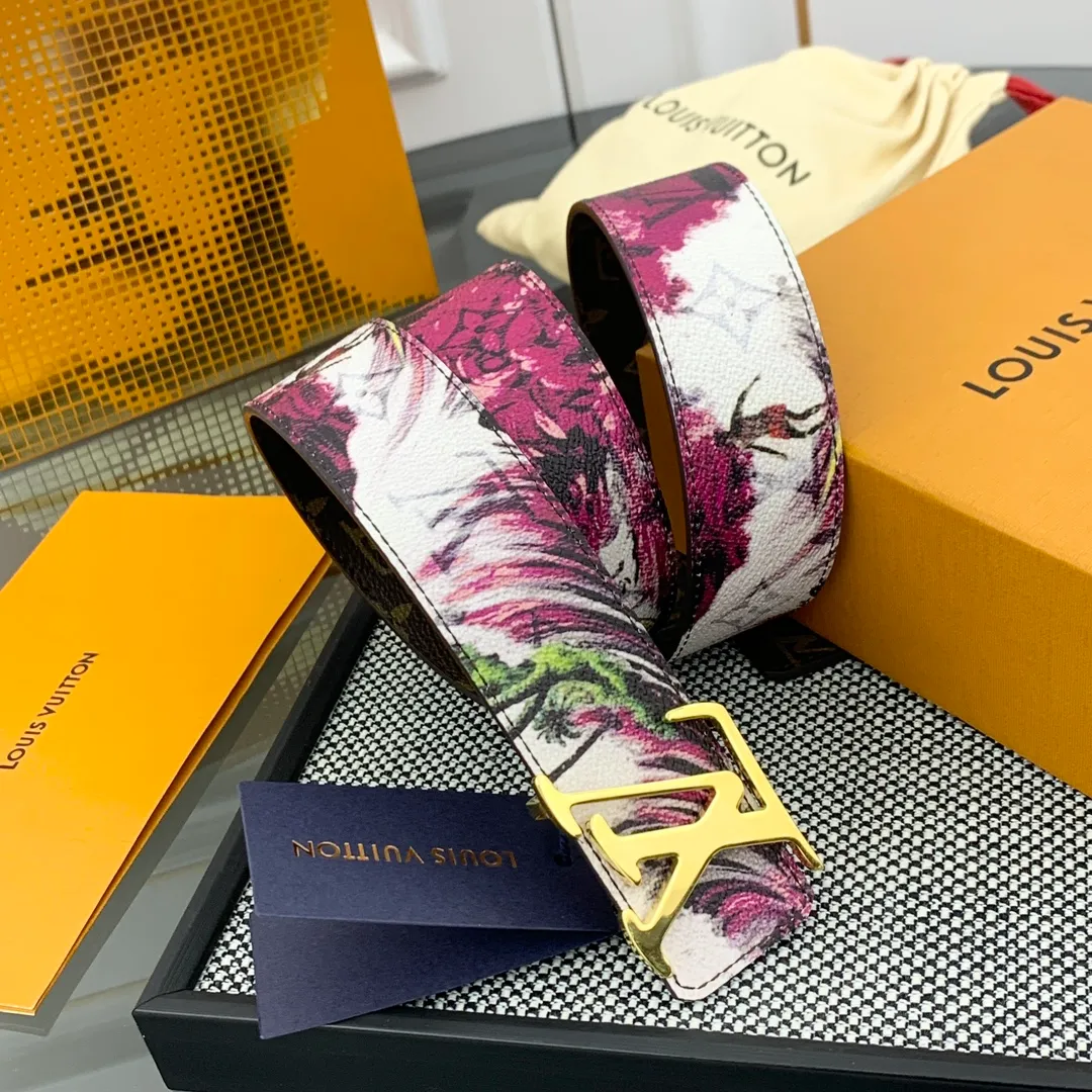 💰480💰Full package💰 💍Purchase-grade LV Louis Vuitton [New product] Genuine version Width 40MM The 2024 early autumn men's wear series follows the footsteps of Dandy sailors and embarks on a global journey. This LV Tag reversible belt has a surf-style pattern on one side, evoking memories of tropical island trips, and flips it over to reveal the classic Monogram element. LV Tag buckle adds another touch of attention