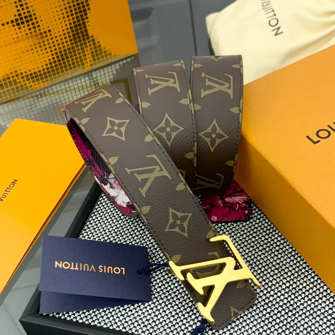 💰480💰Full package💰 💍Purchase-grade LV Louis Vuitton [New product] Genuine version Width 40MM The 2024 early autumn men's wear series follows the footsteps of Dandy sailors and embarks on a global journey. This LV Tag reversible belt has a surf-style pattern on one side, evoking memories of tropical island trips, and flips it over to reveal the classic Monogram element. LV Tag buckle adds another touch of attention