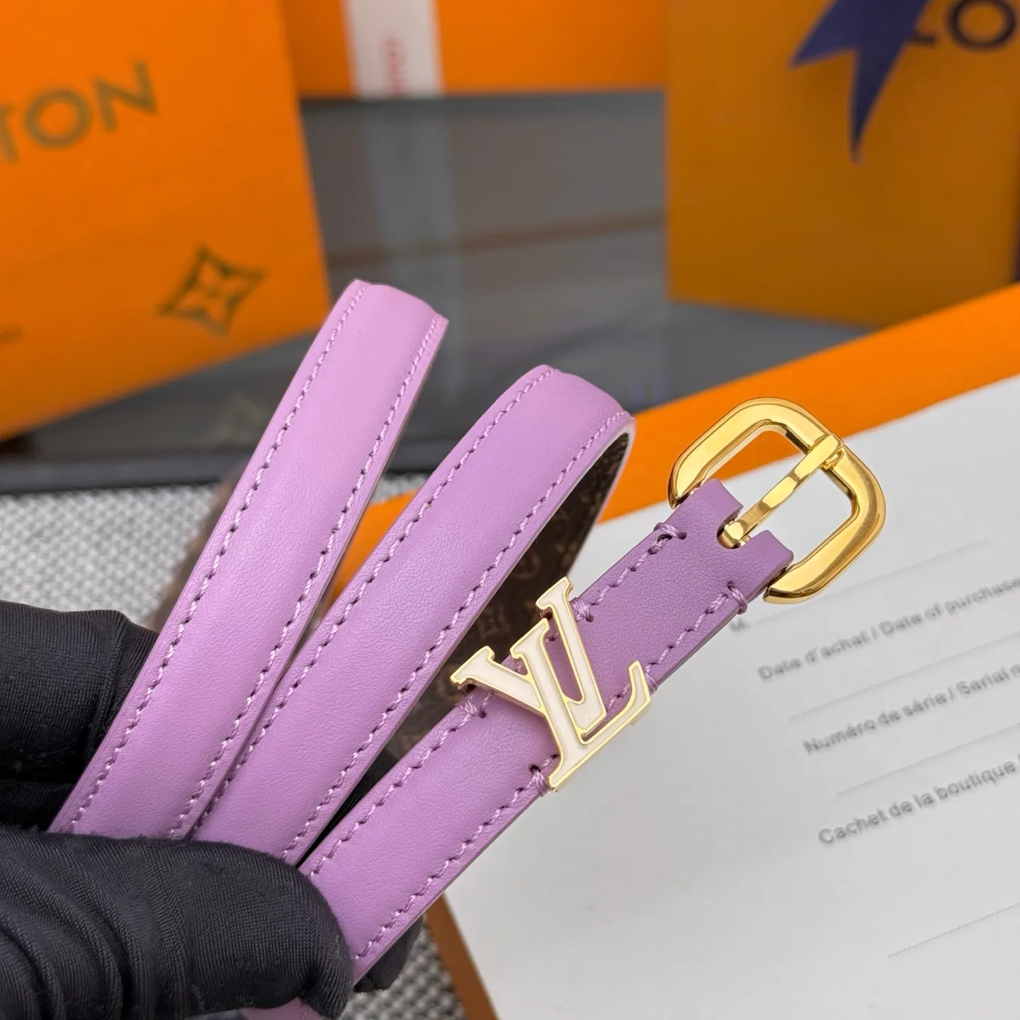 💰480💰Full package💰 💍Purchase level 1.5cm⚡️🌹LV Darling belt is made of smooth leather and Monogram canvas lining, with a marquise-shaped end to highlight the feminine style⚡️🌹The pin buckle exudes a chic atmosphere, and the glossy enamel is the finishing touch Mini LV The drawstring circle injects elegance into the brand’s classic elements⚡️🌹