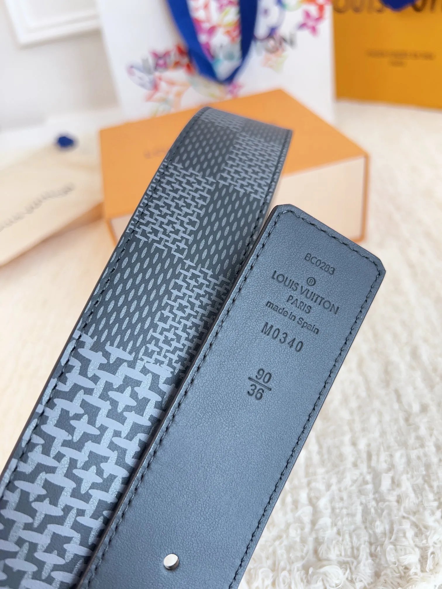 💰480💰Authentic packaging💰 💍Purchase level Lvjia M0340 width 4cm. The surface is original calfskin with a new printing style effect. The bottom is soft black calfskin leather. The classic letter buckle is inlaid with calfskin printing effect. It feels great. It took several months to create it from buying the original version to development. The material selection and workmanship details are comparable to ZP.